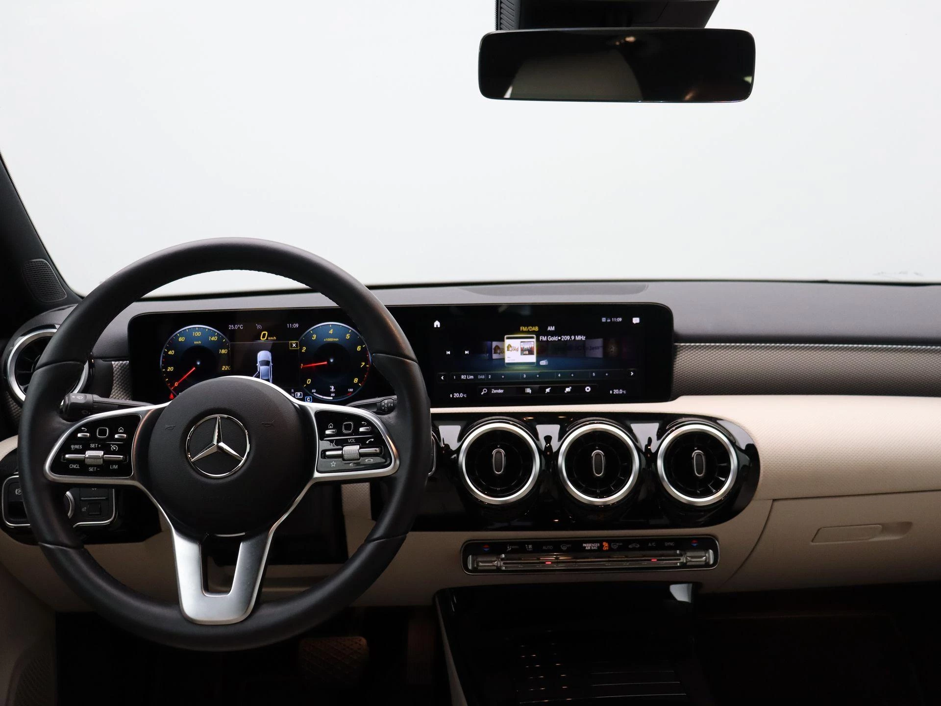 Mercedes-Benz Classe A 180 Luxury Line Limousine + LEDER + TREKHAAK + CAMERA +