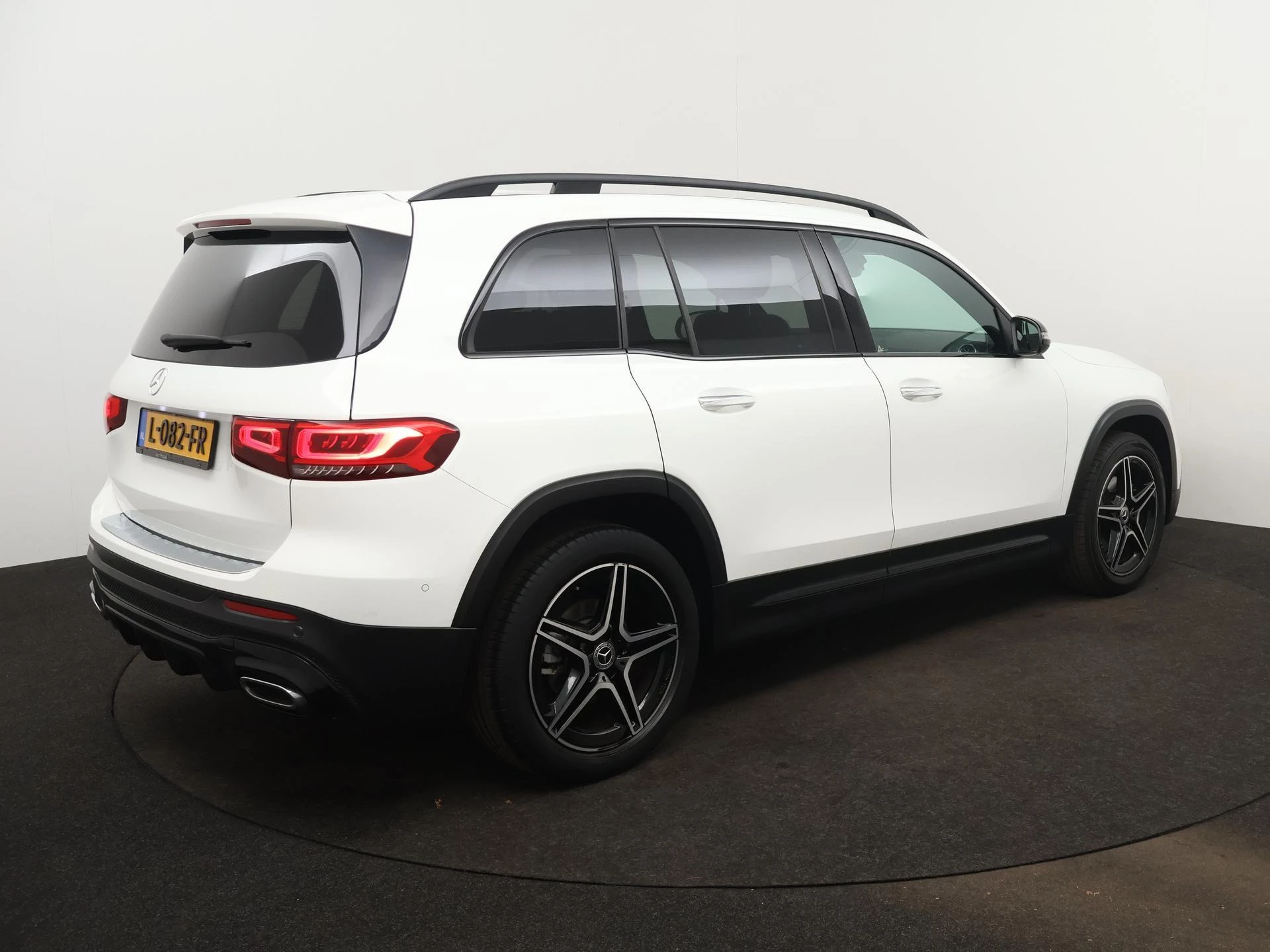 Mercedes-Benz-GLB-image-8