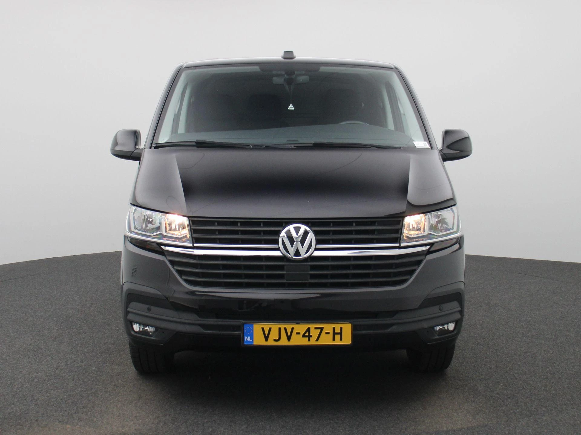 Volkswagen-Transporter-image-2