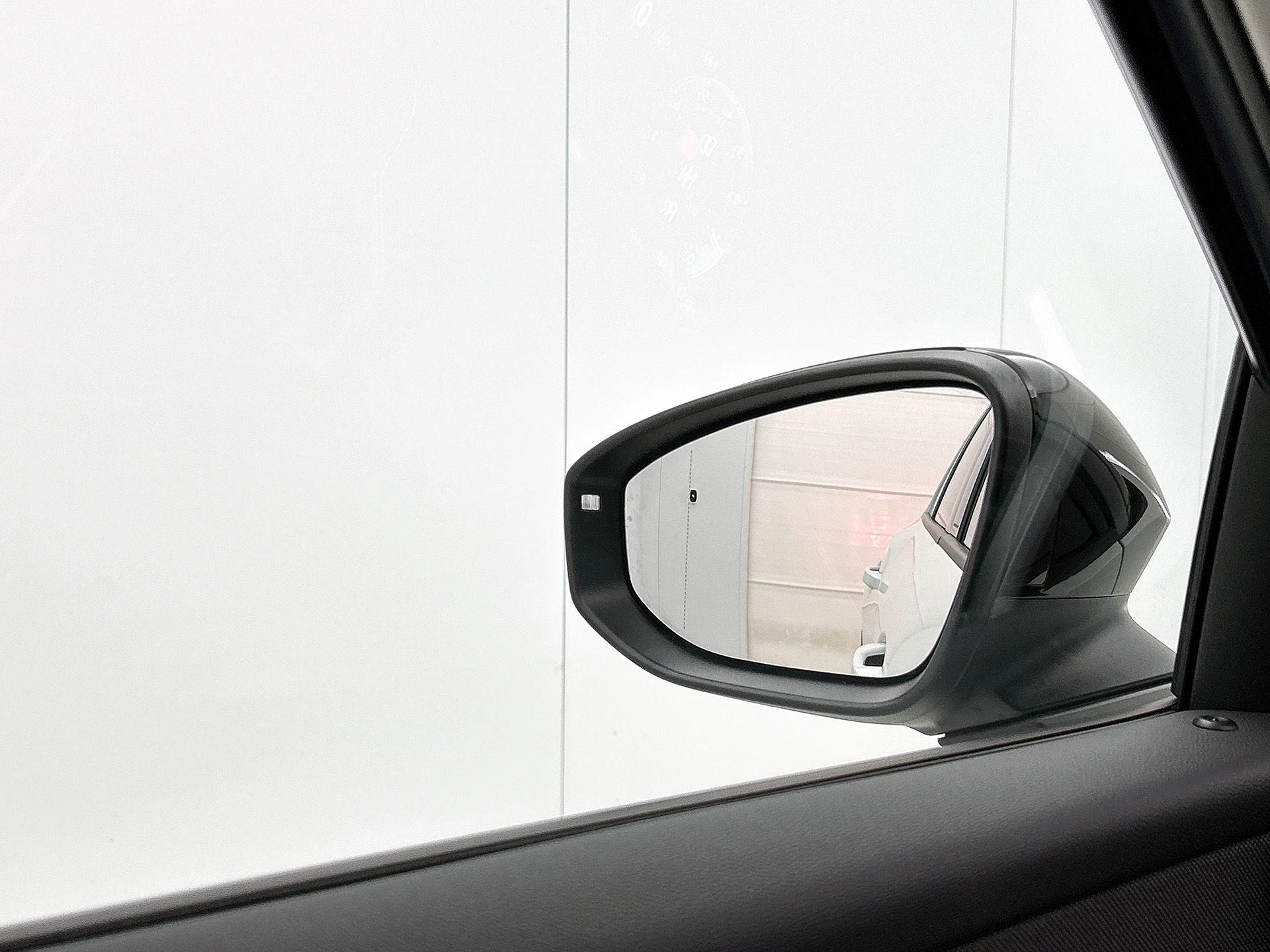 Volkswagen-T-Roc-image-18