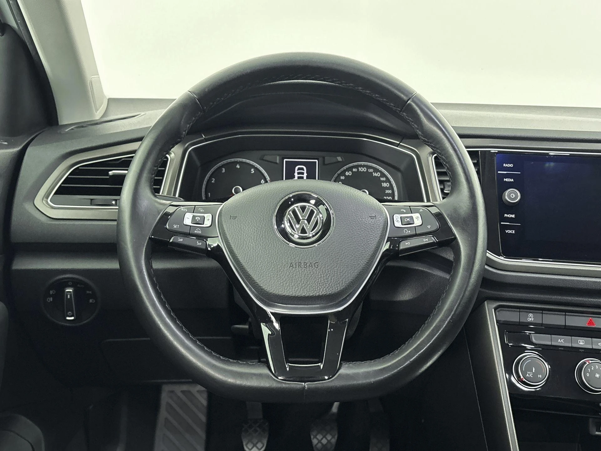 Volkswagen-T-Roc-image-18