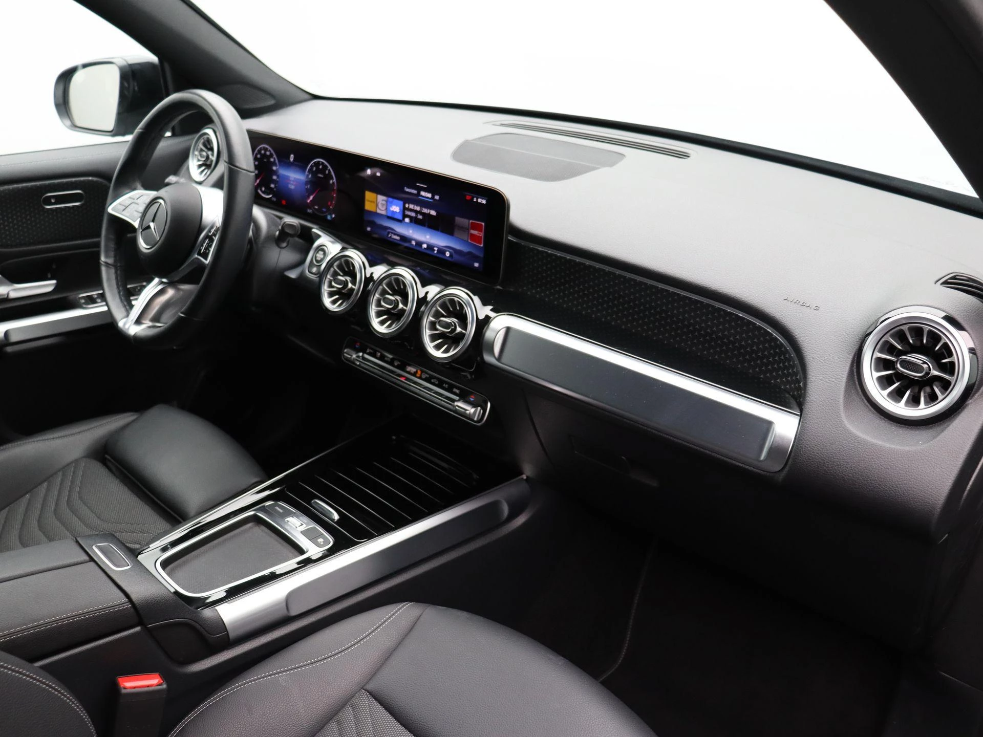 Mercedes-Benz GLB 180 Luxury Line + CARPLAY + TREKHAAK + NIGHTPAKKET +