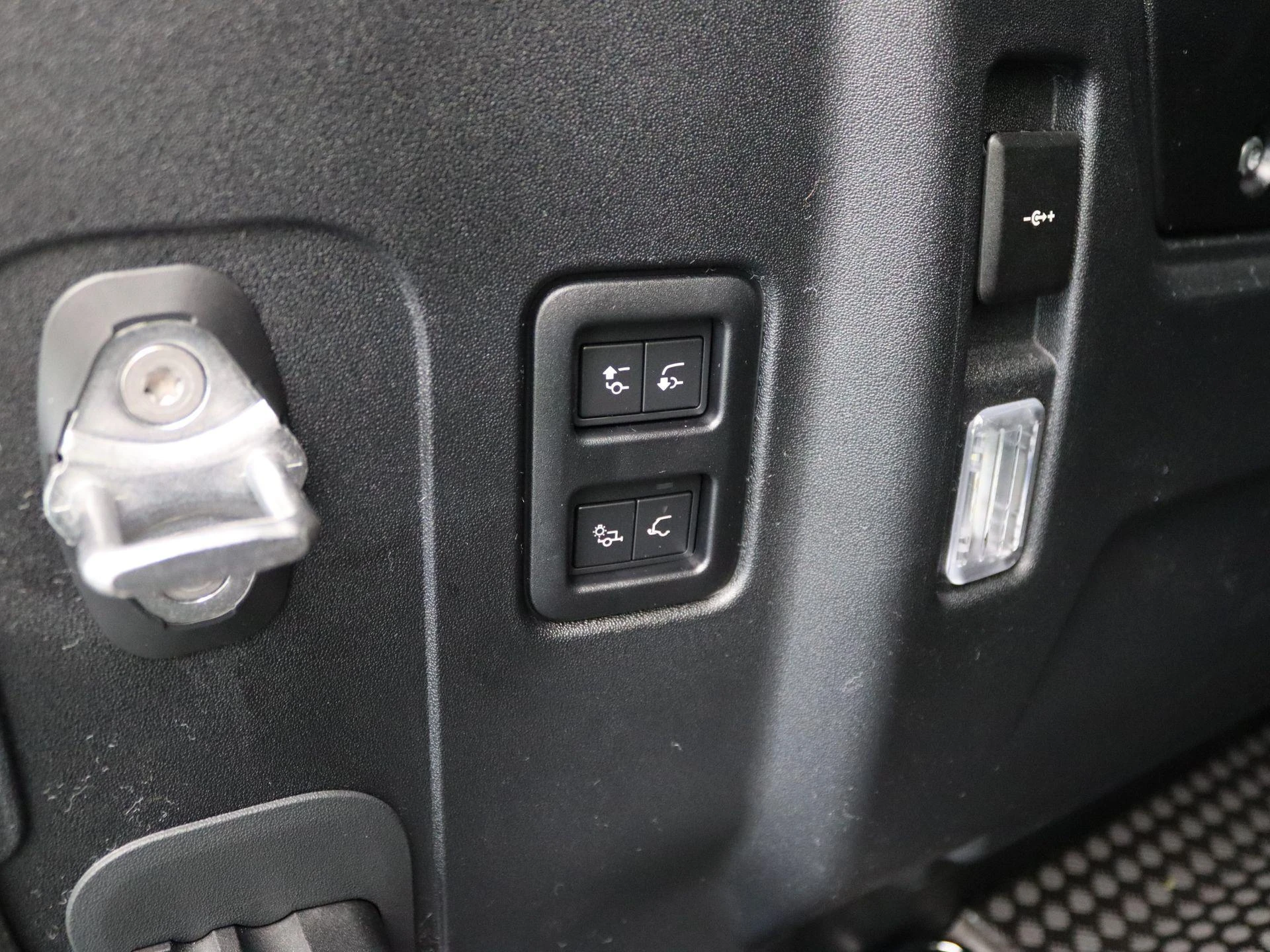 Land Rover Defender 110 2.0 P300e 110 Dynamic SE Edition