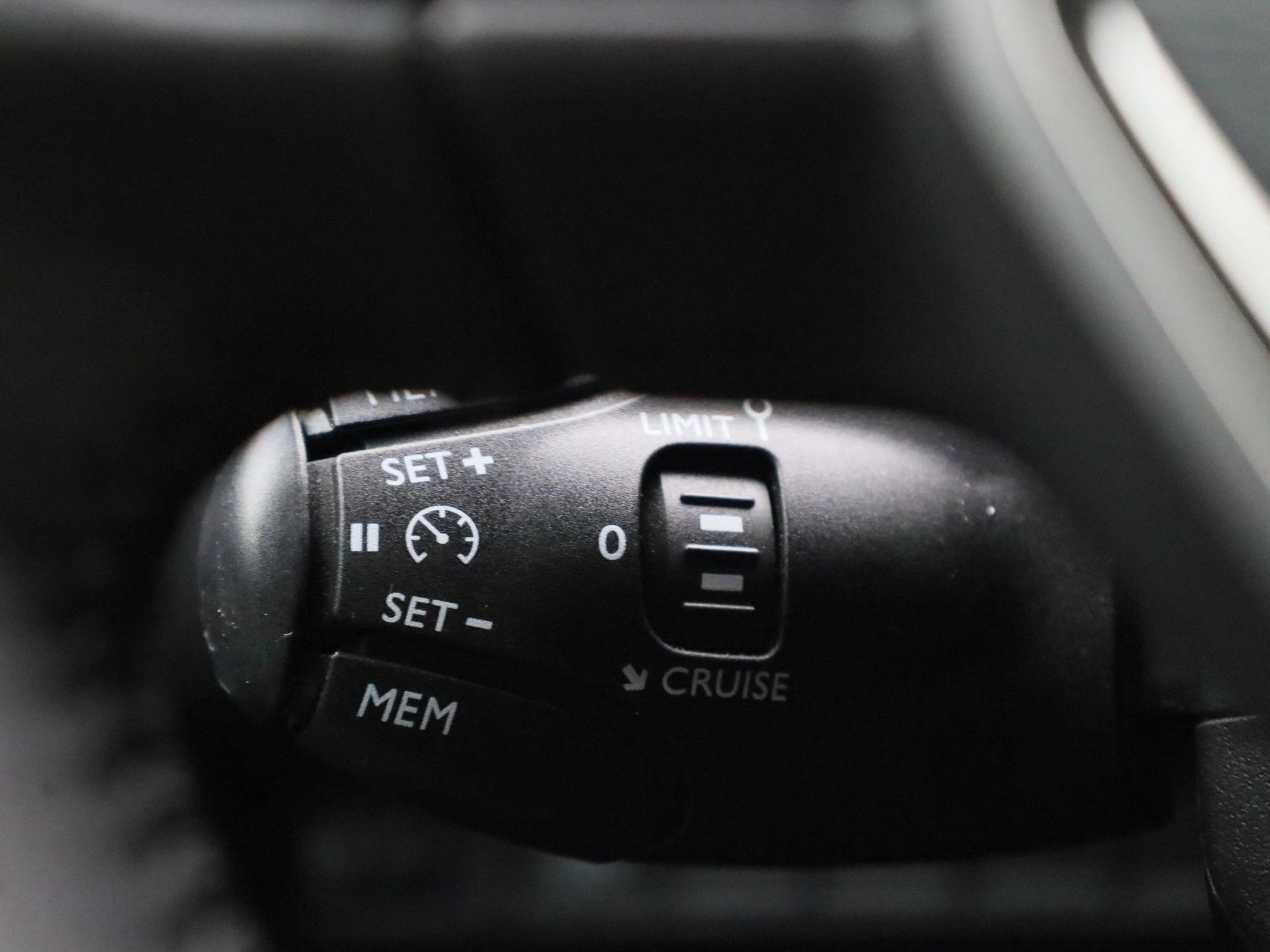 Peugeot-e-2008-image-18