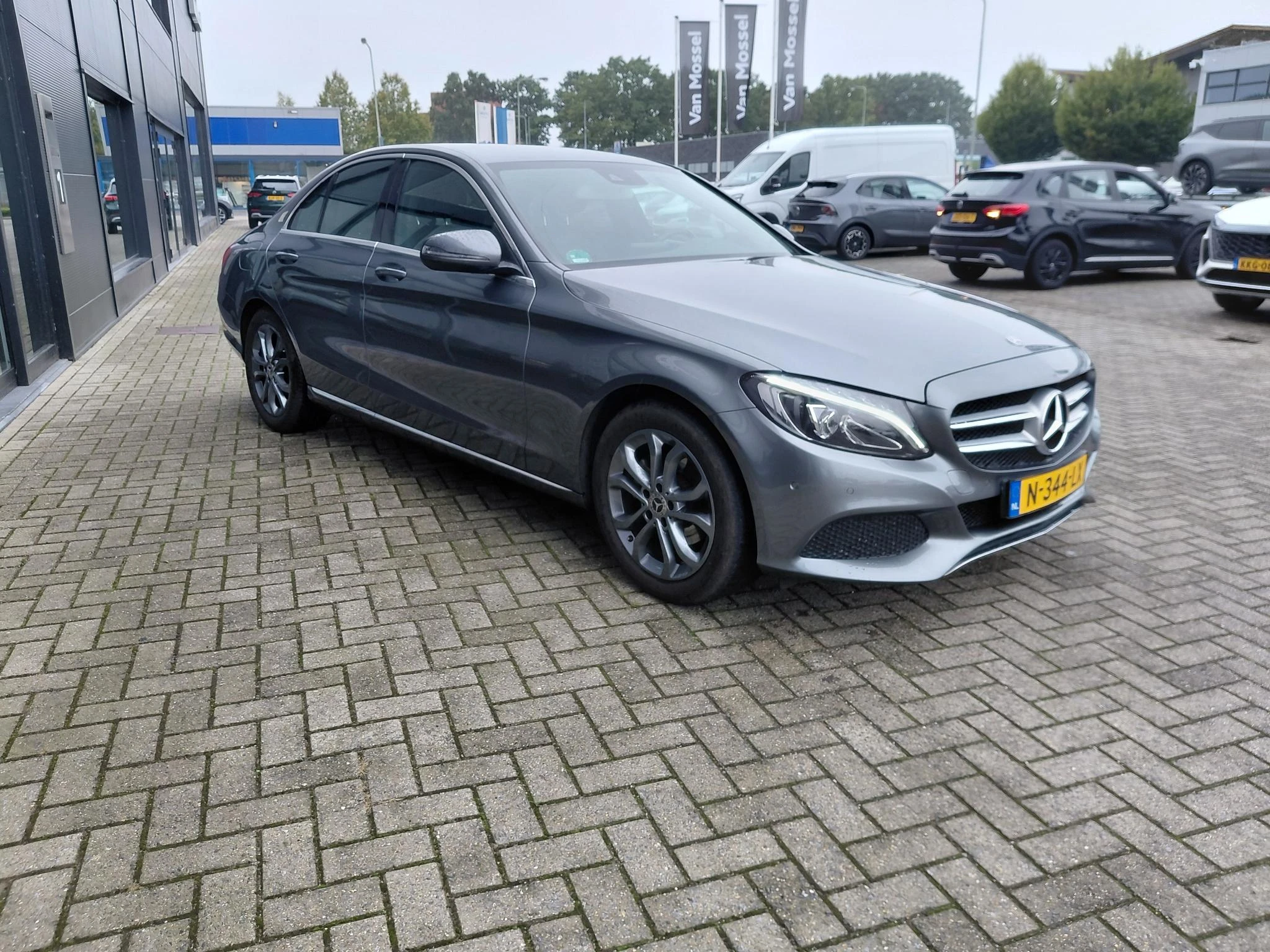 Mercedes-Benz-C-Klasse-image-8
