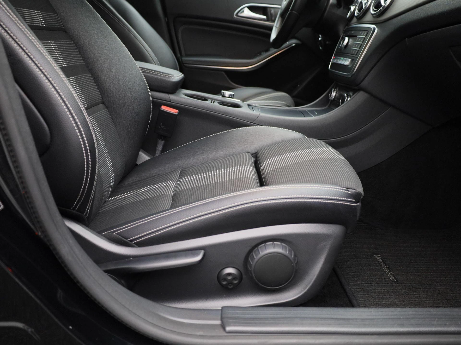 Mercedes-Benz-CLA-image-39