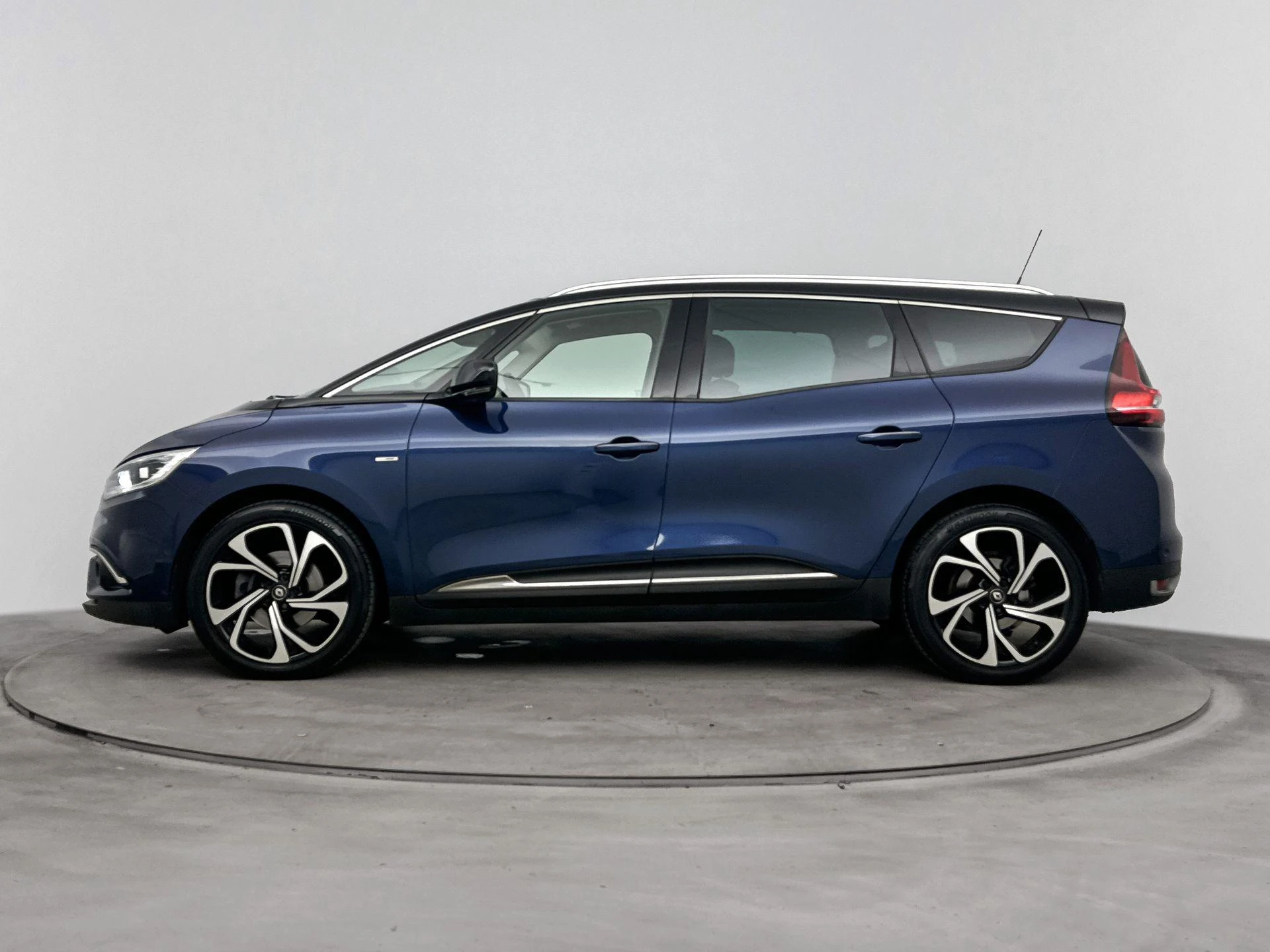 Renault-Grand Scénic-image-1