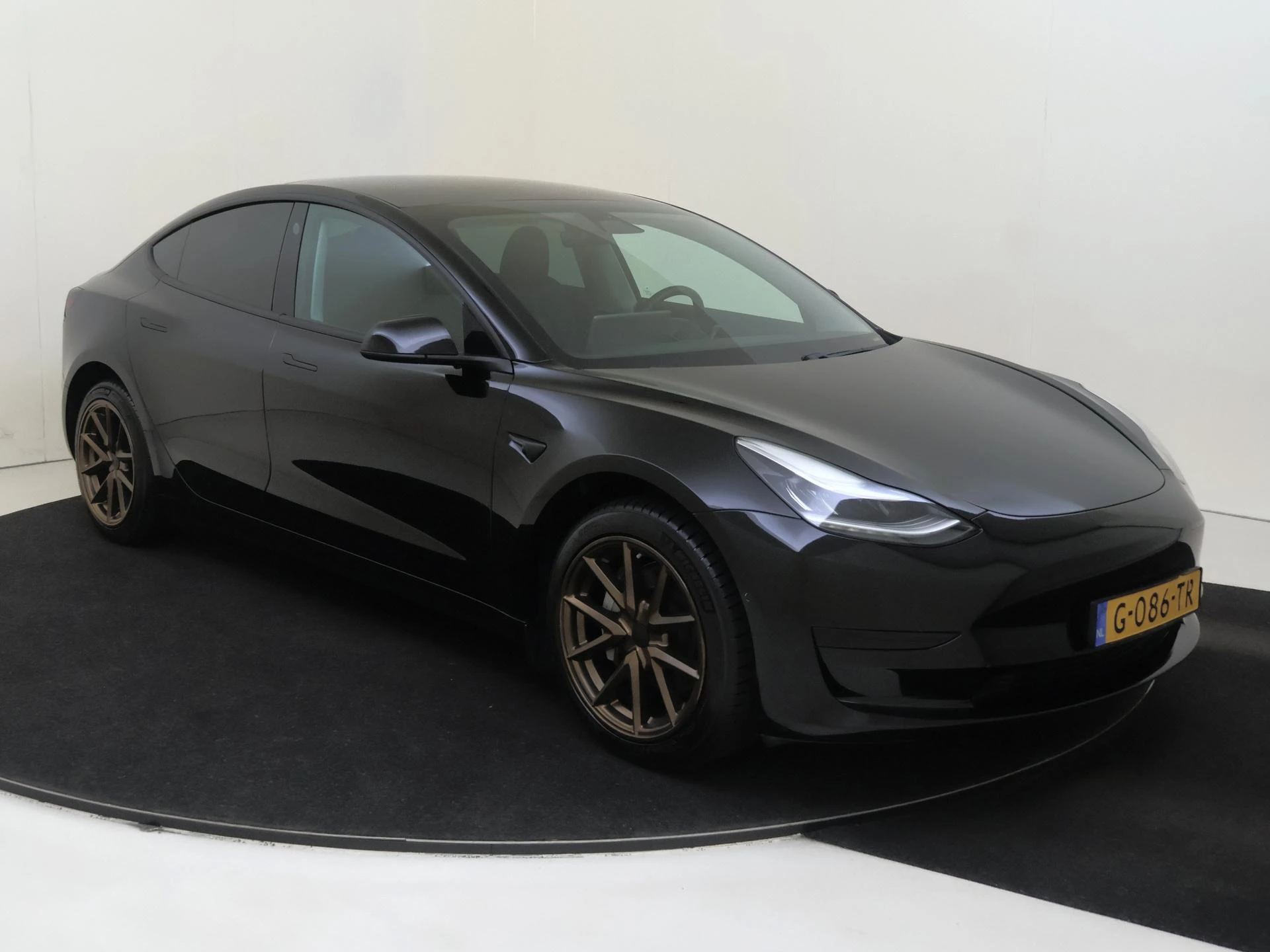 Tesla-Model 3-image-1