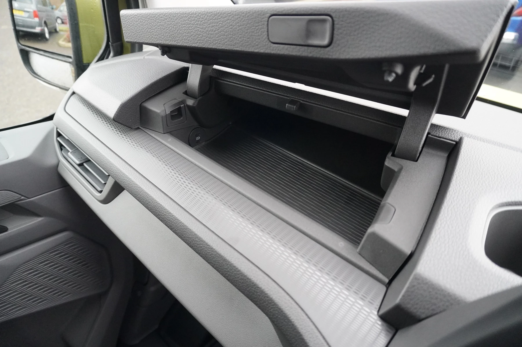 Volkswagen-Transporter-image-44