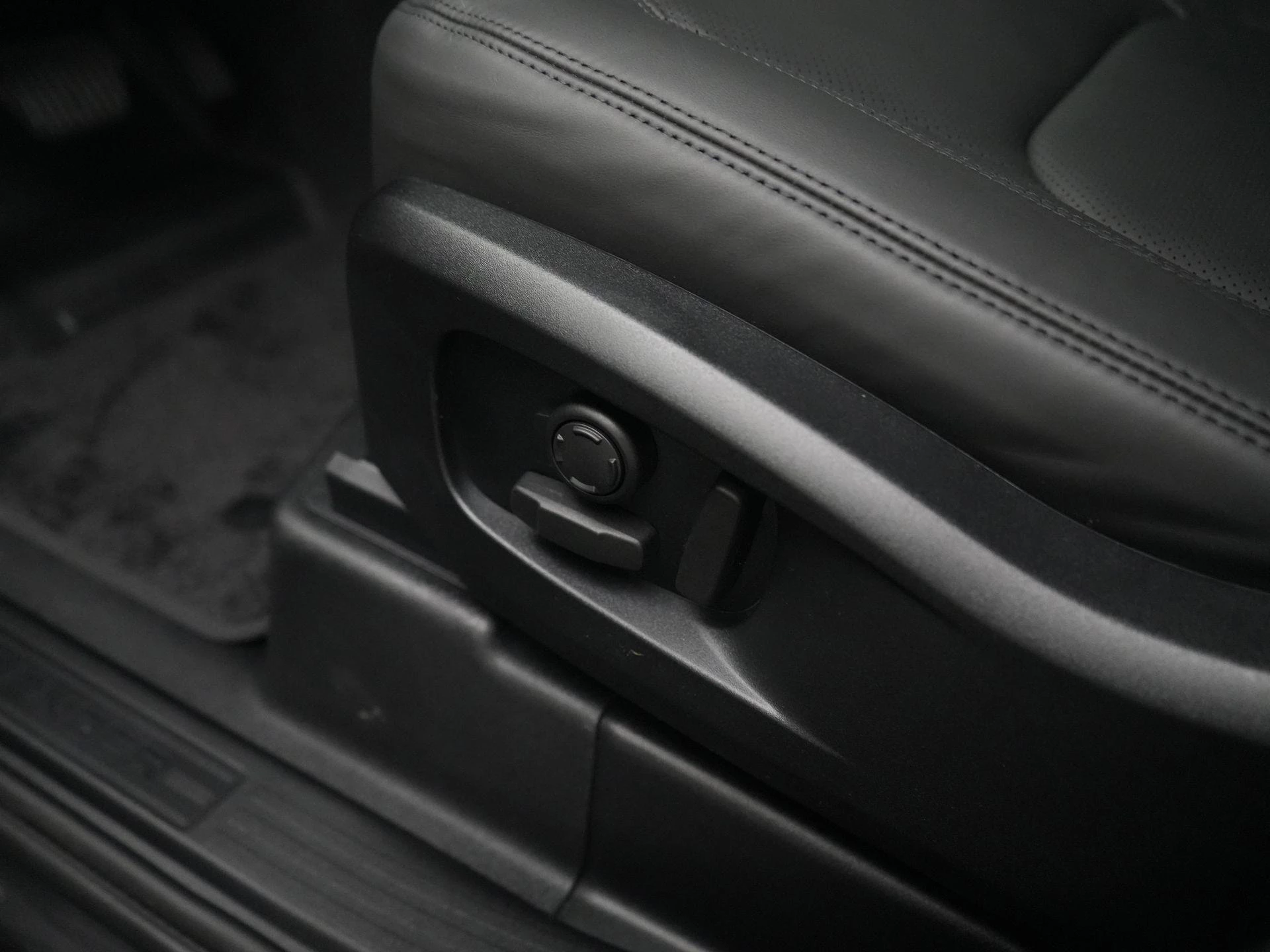 Land Rover-Defender-image-33