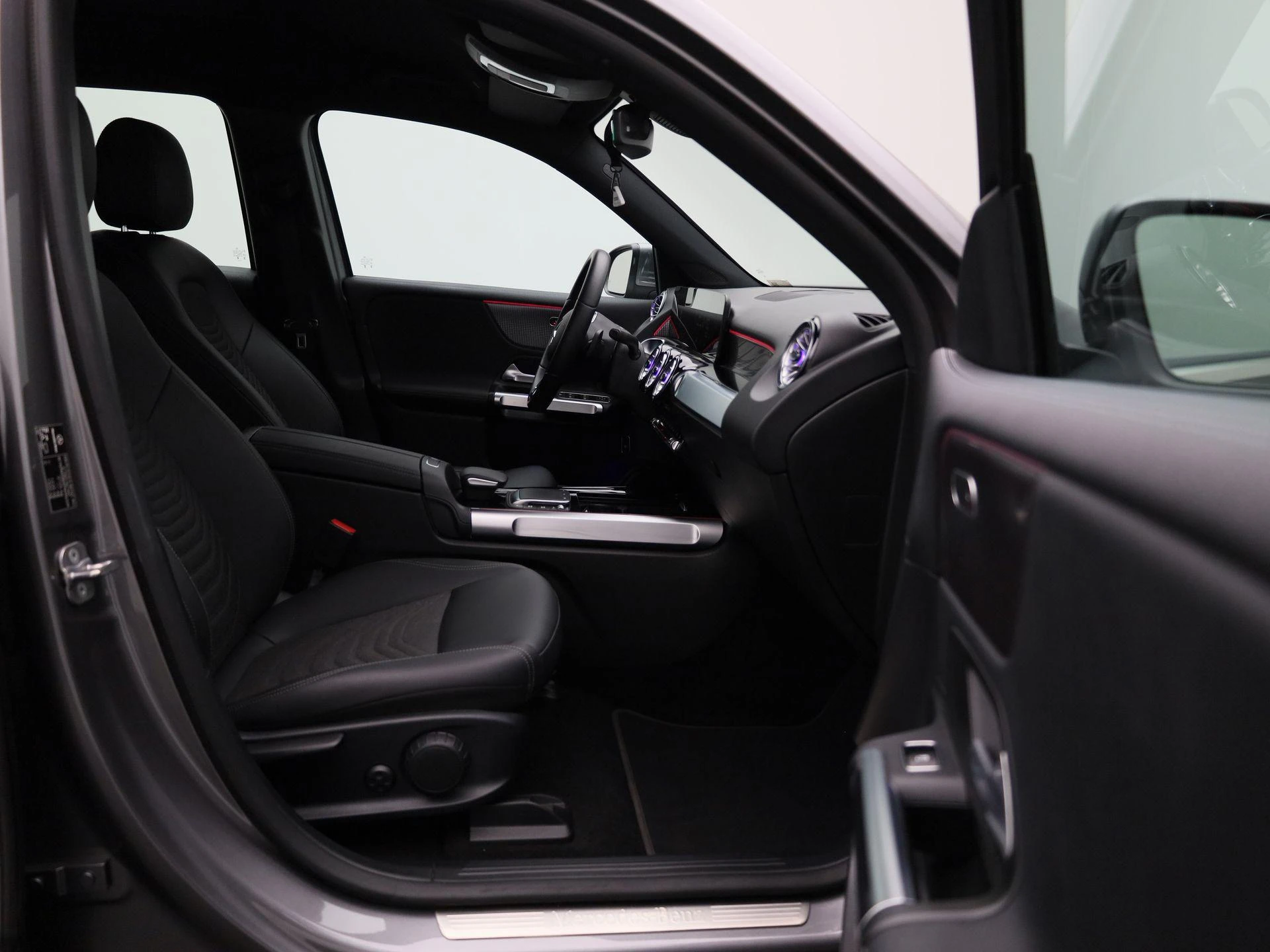 Mercedes-Benz-EQB-image-42