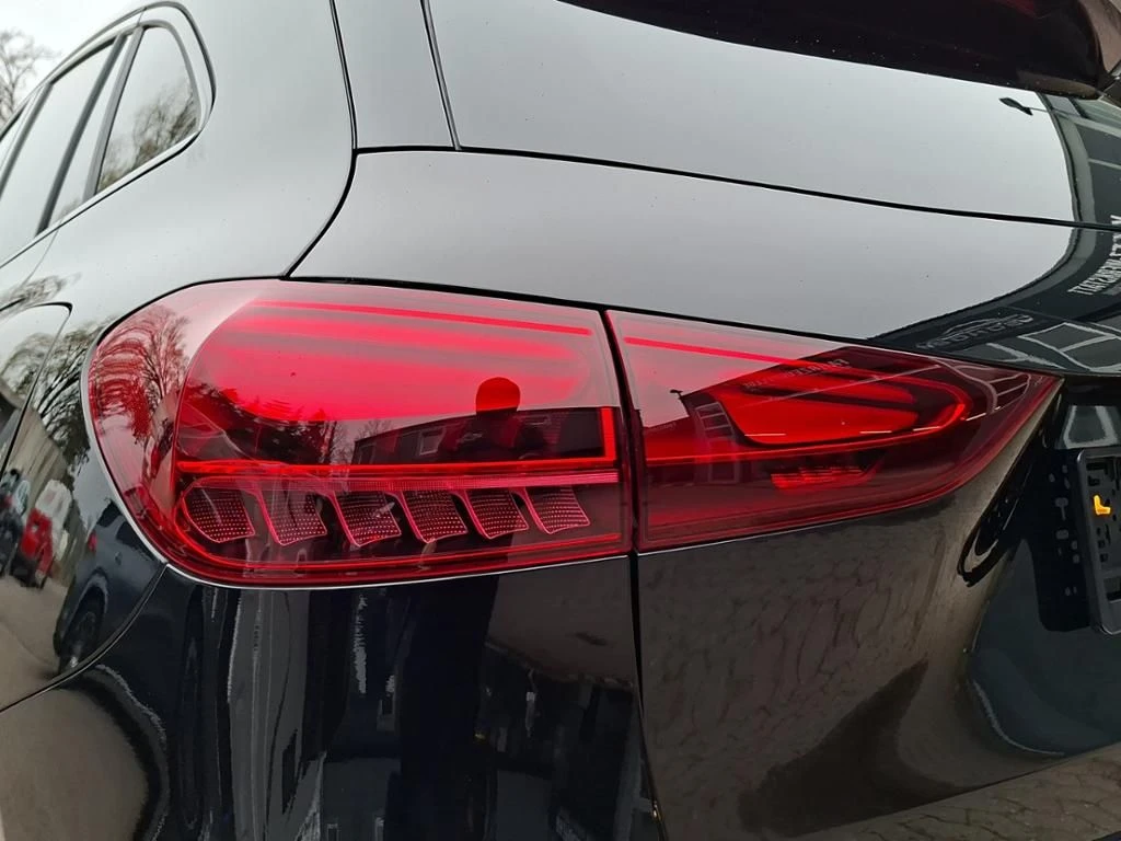 Mercedes-Benz-GLA 180 d-image-14