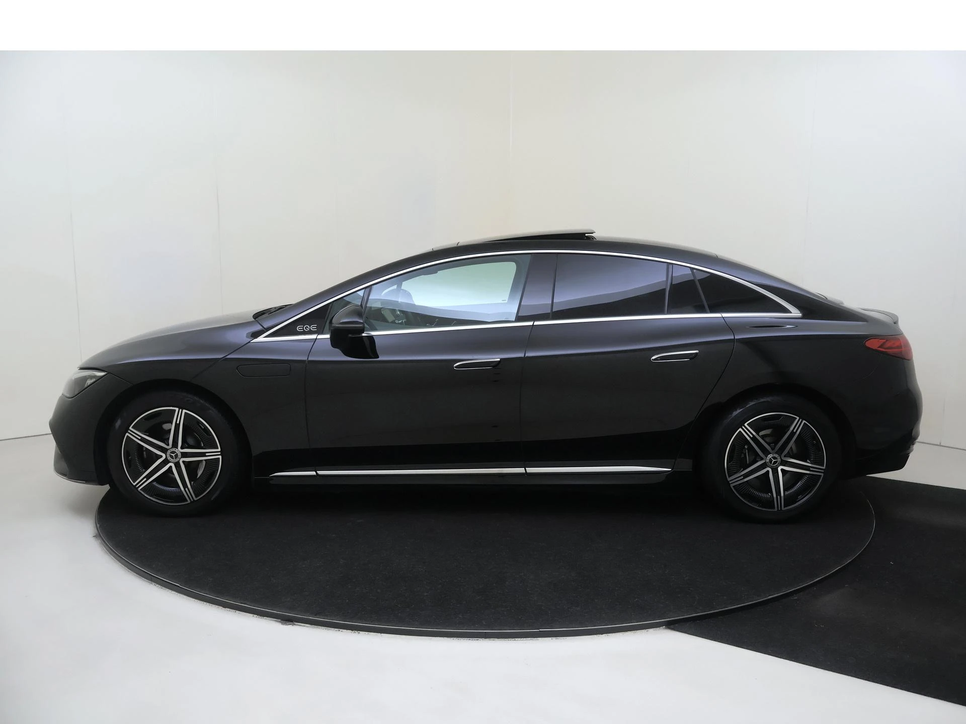 Mercedes-Benz-EQE-image-7