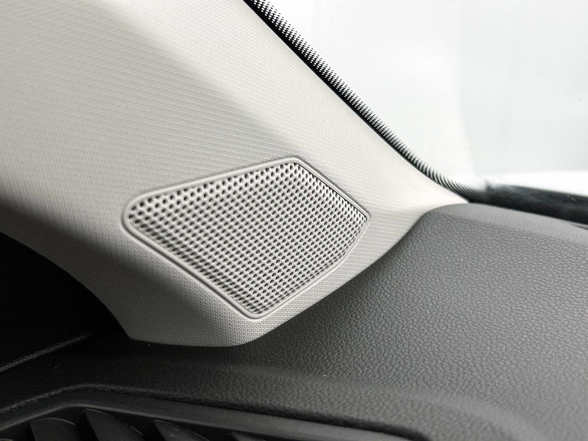 Volkswagen-T-Roc-image-12