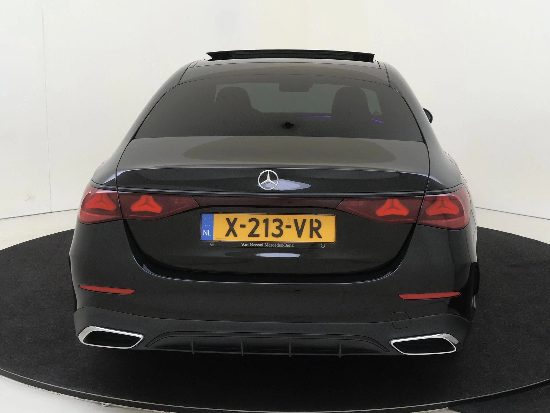 Mercedes-Benz-E-Klasse-image-8