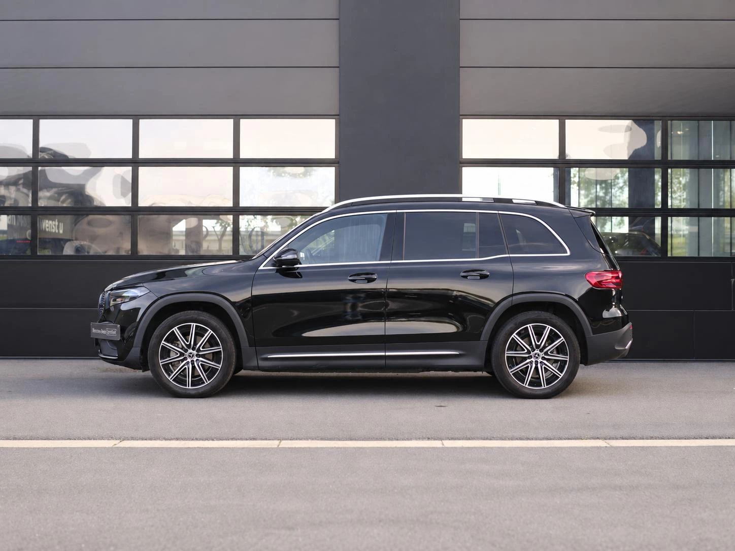Mercedes-Benz-EQB-image-3