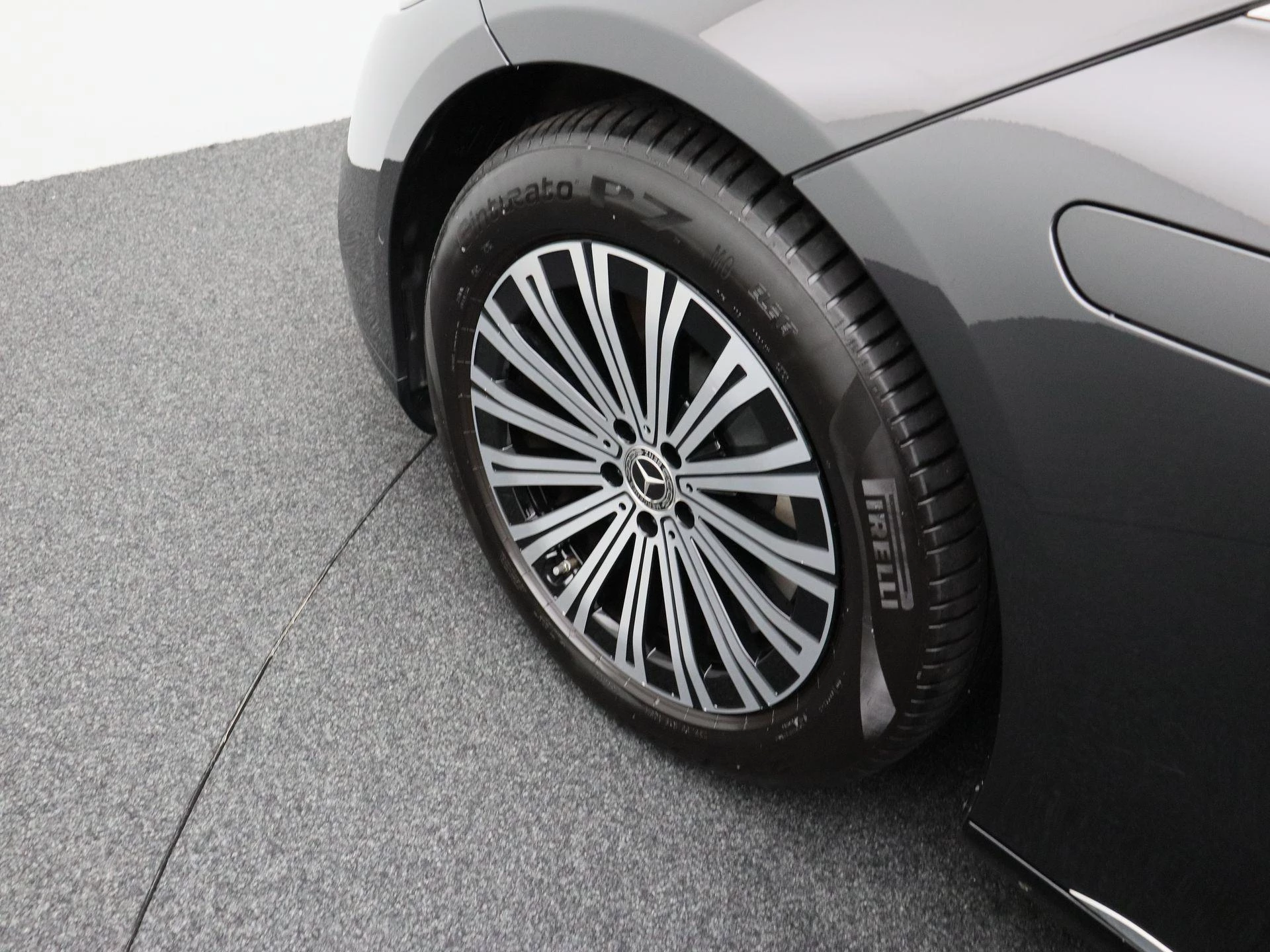 Mercedes-Benz-EQS-image-8
