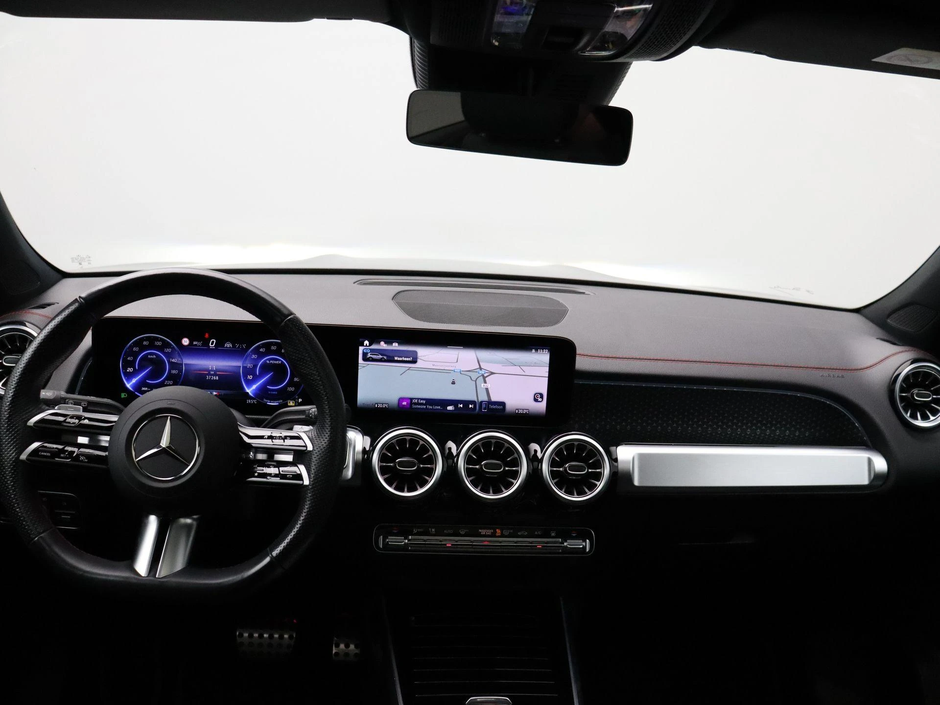 Mercedes-Benz-EQB-image-23