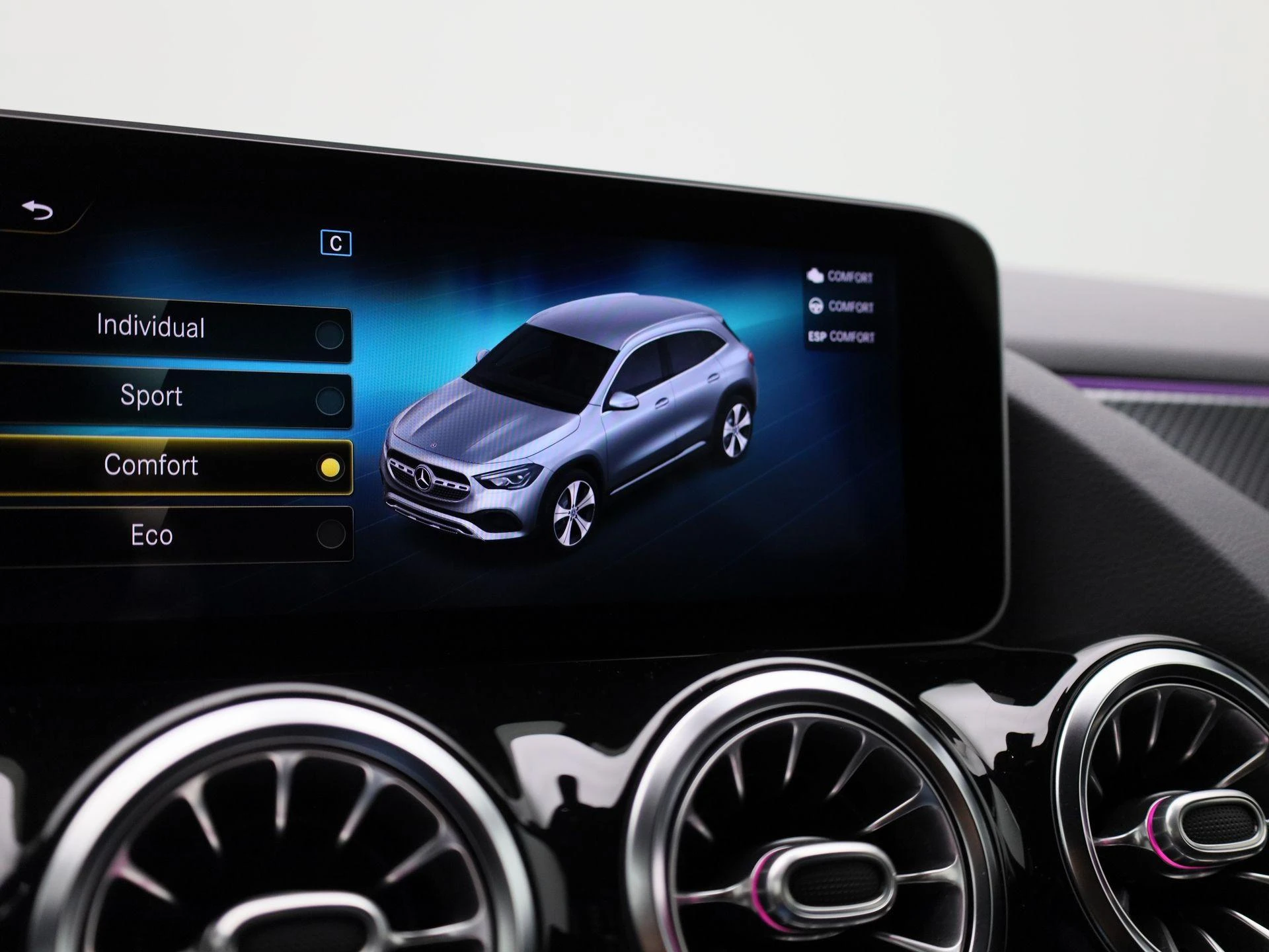 Mercedes-Benz-GLA-image-28