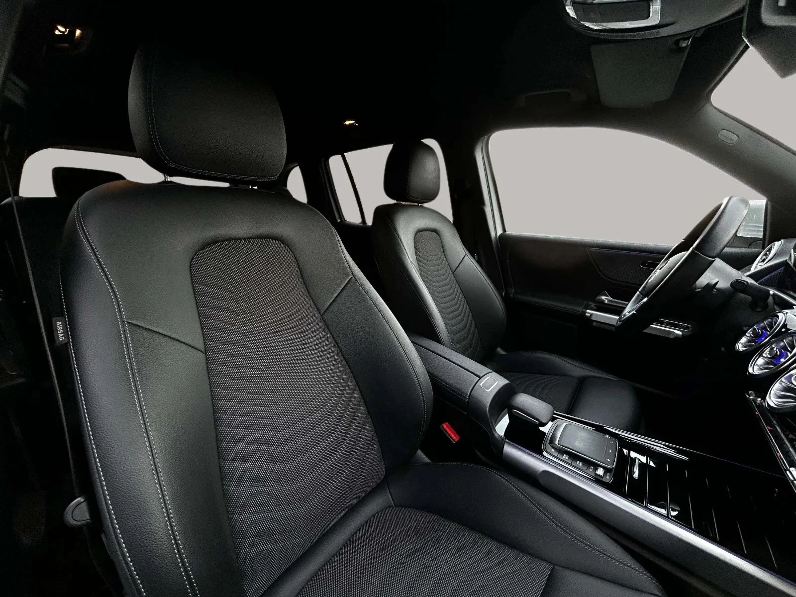 Mercedes-Benz-EQB-image-11