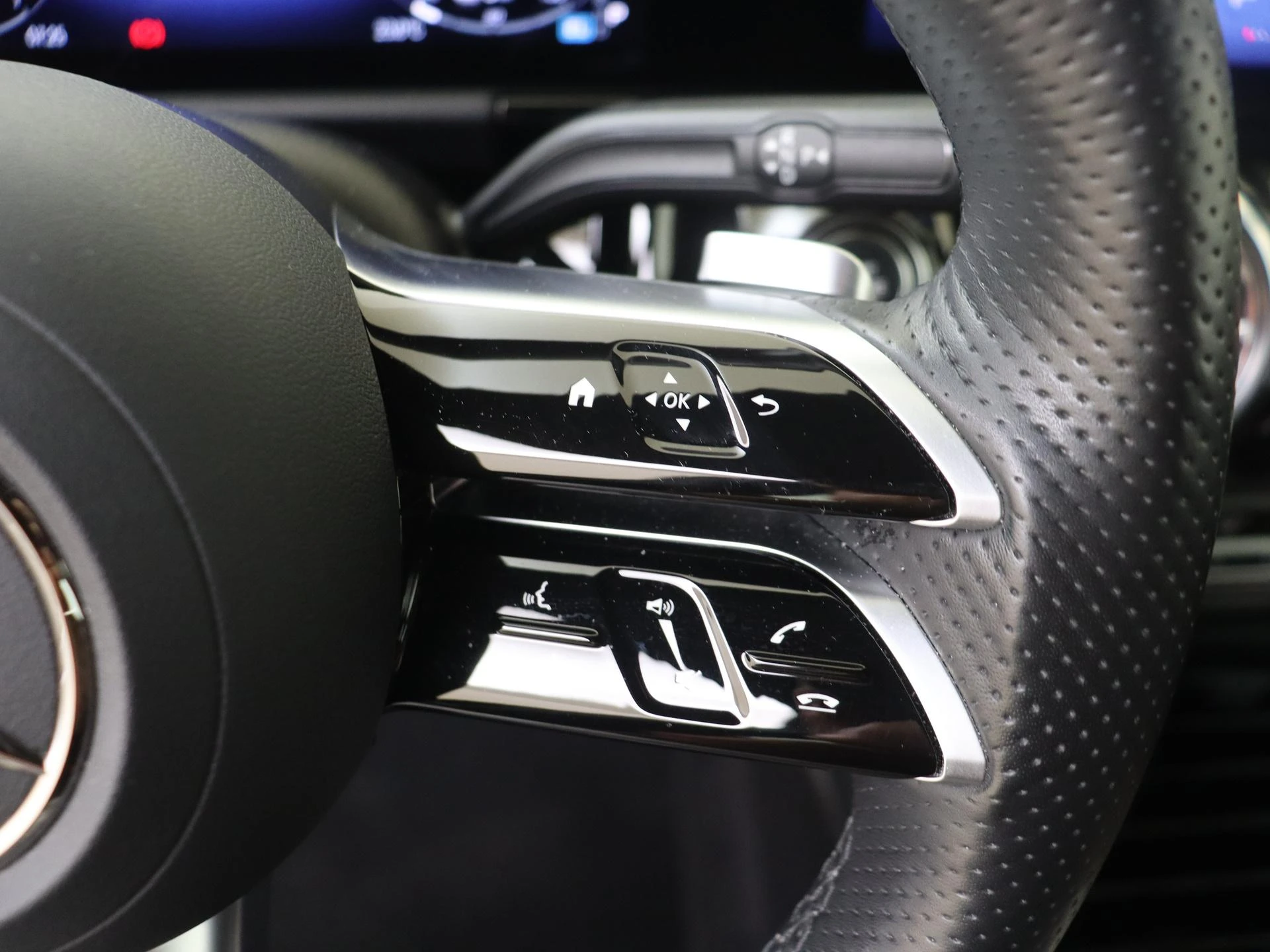 Mercedes-Benz-GLA-image-12