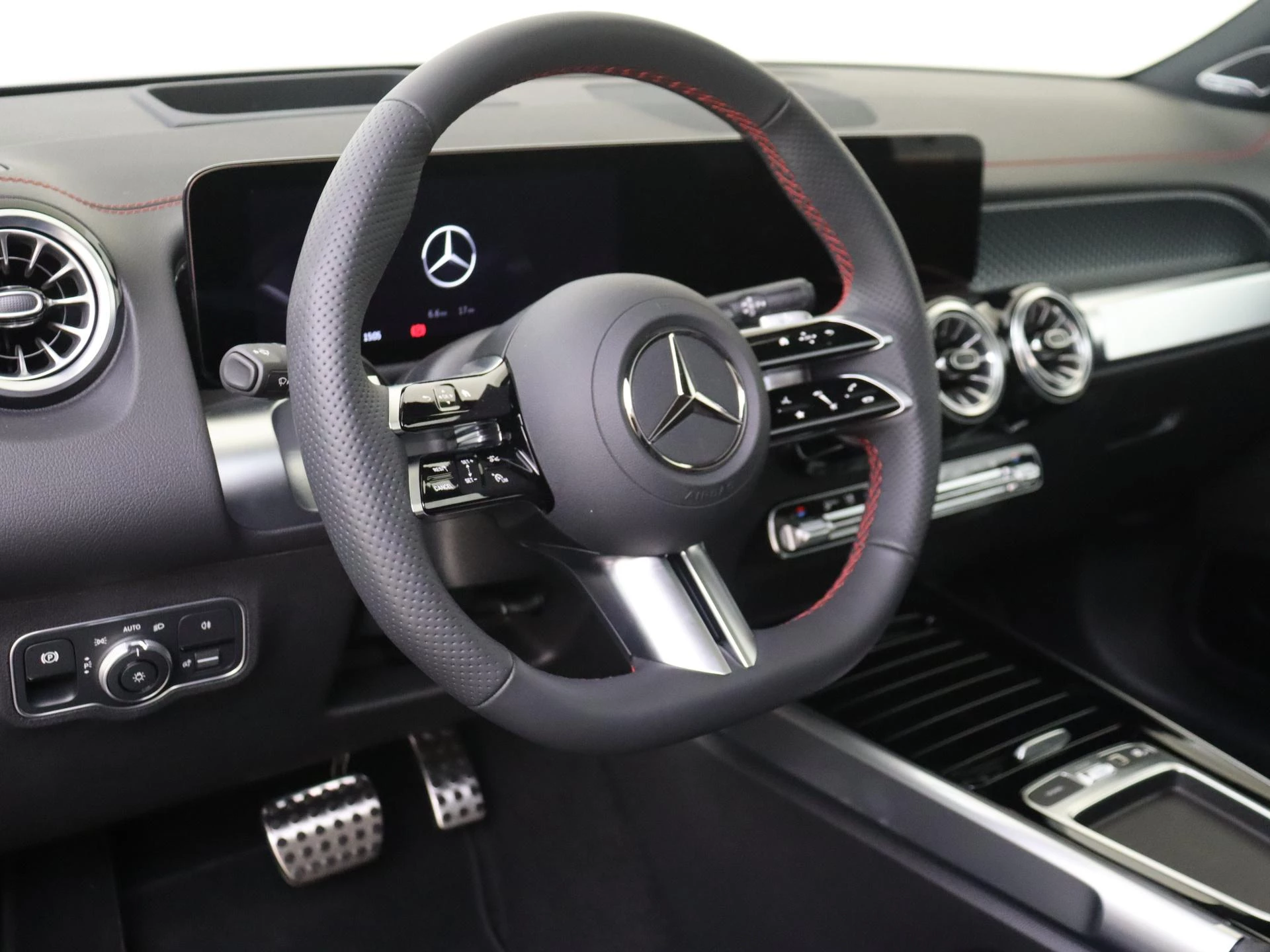 Mercedes-Benz-EQB-image-9