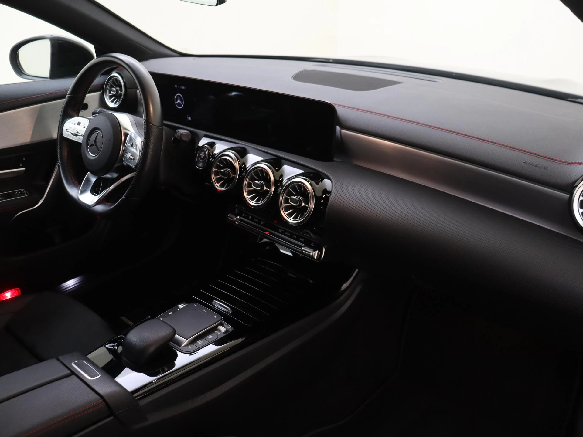 Mercedes-Benz-CLA-image-4