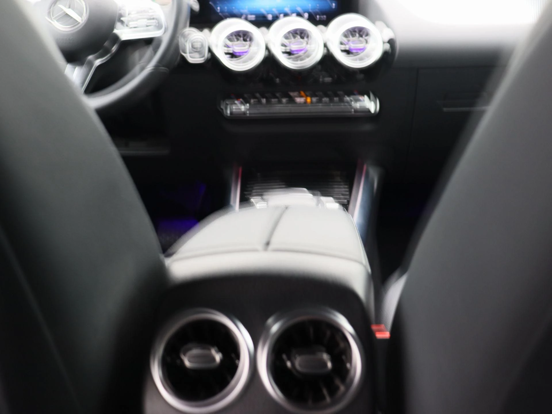 Mercedes-Benz GLA 180 Business Line + TREKHAAK + CAMERA + LED +