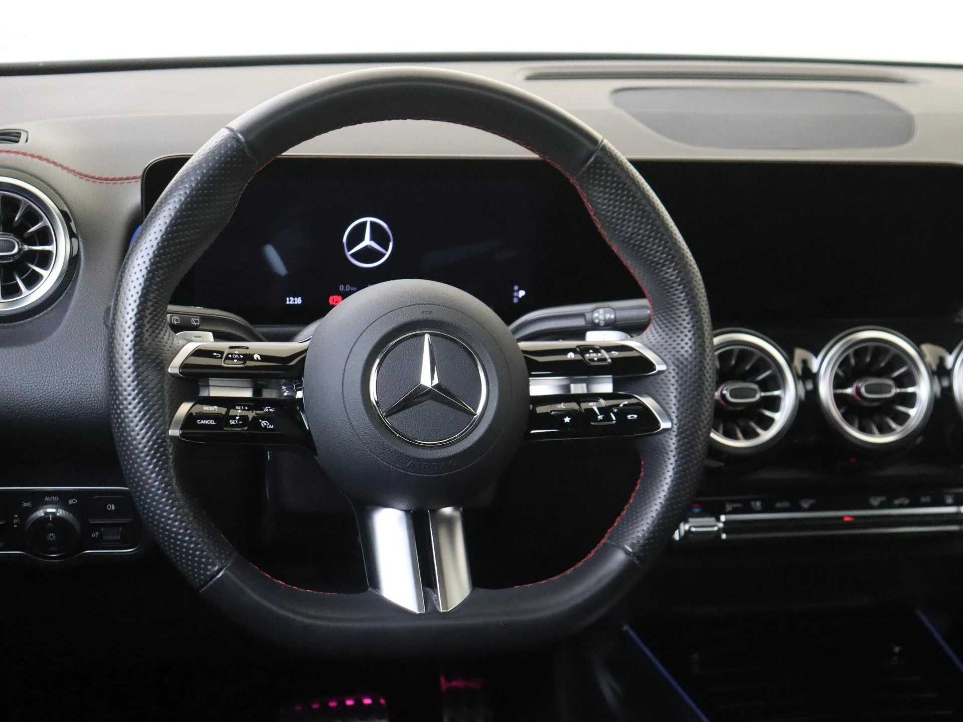 Mercedes-Benz-EQB-image-8