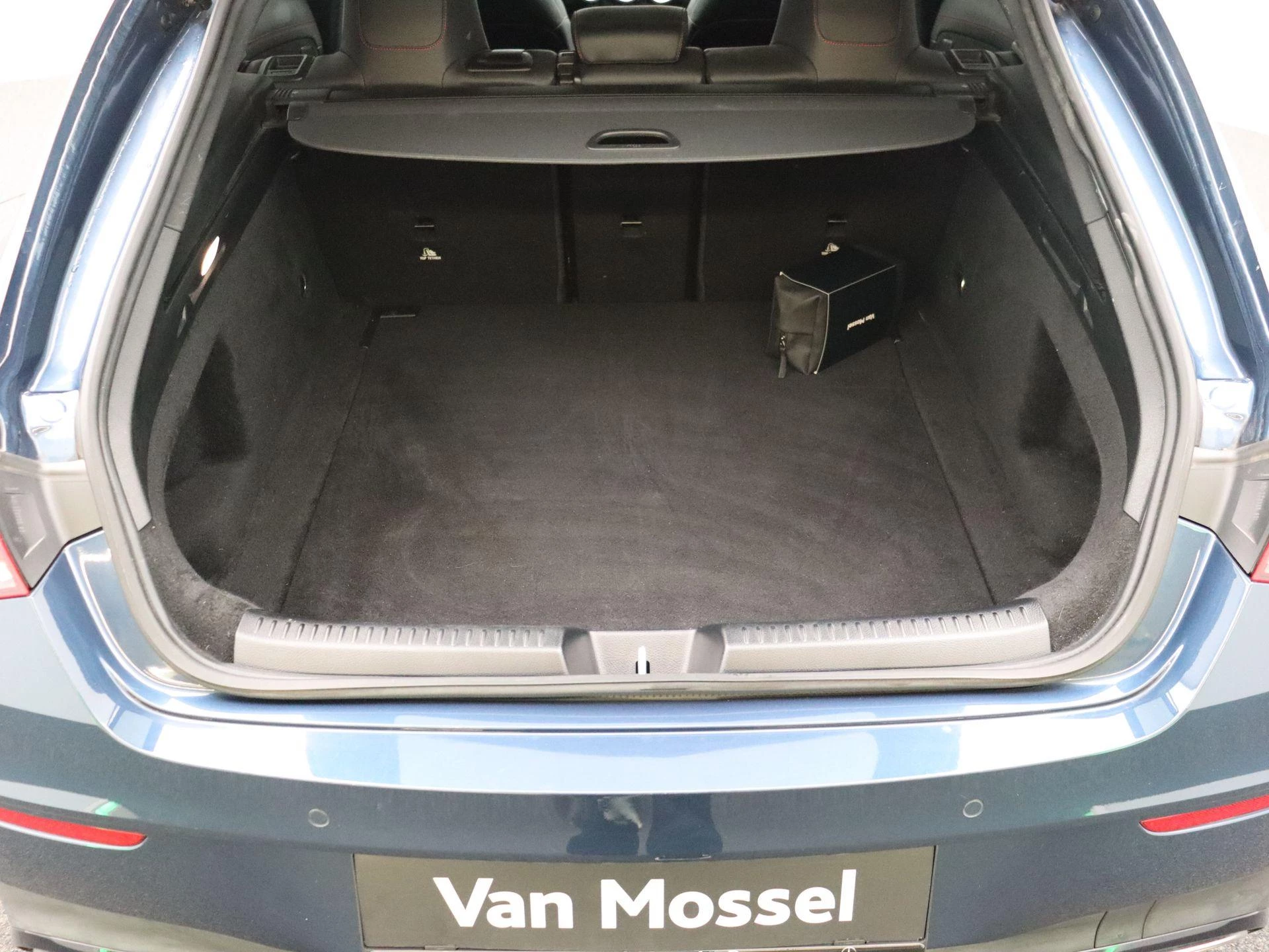 Mercedes-Benz CLA 180 AMG Line Shooting Brake + PANO DAK + MULTIBEAM LED + CARPLAY +