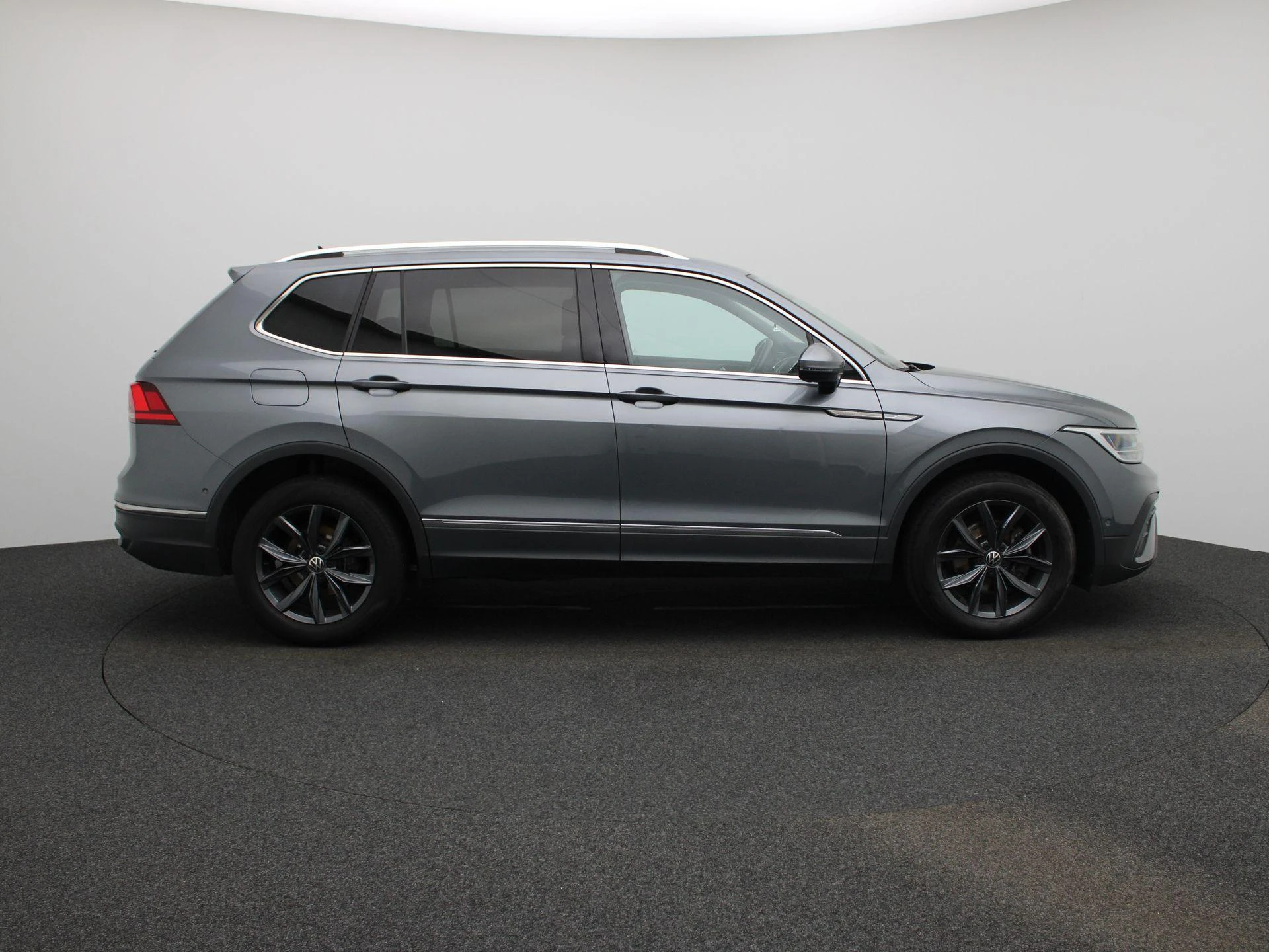 Volkswagen-Tiguan Allspace-image-5