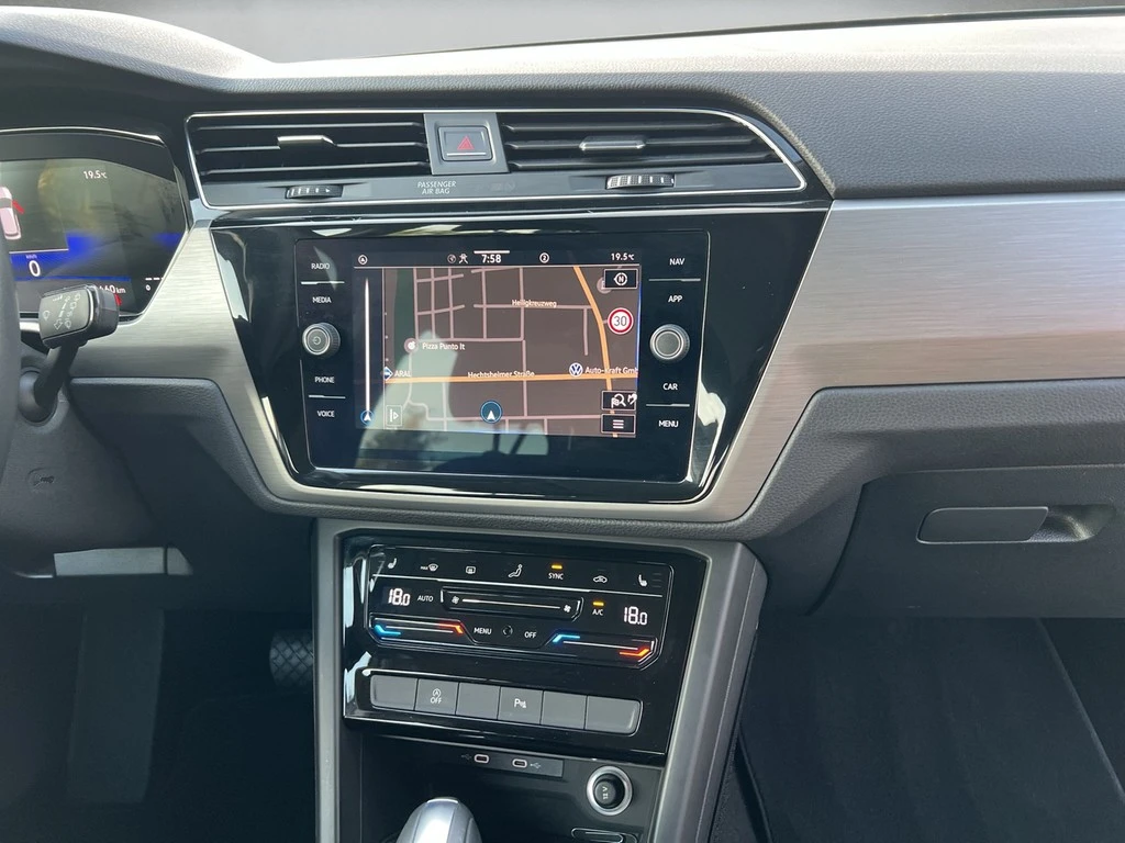 Volkswagen-Touran-image-9