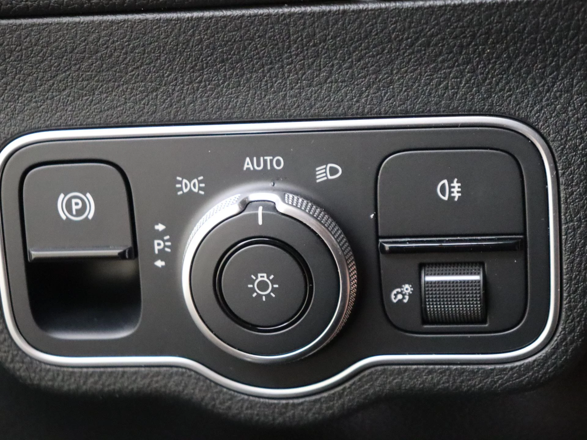 Mercedes-Benz-GLA-image-23