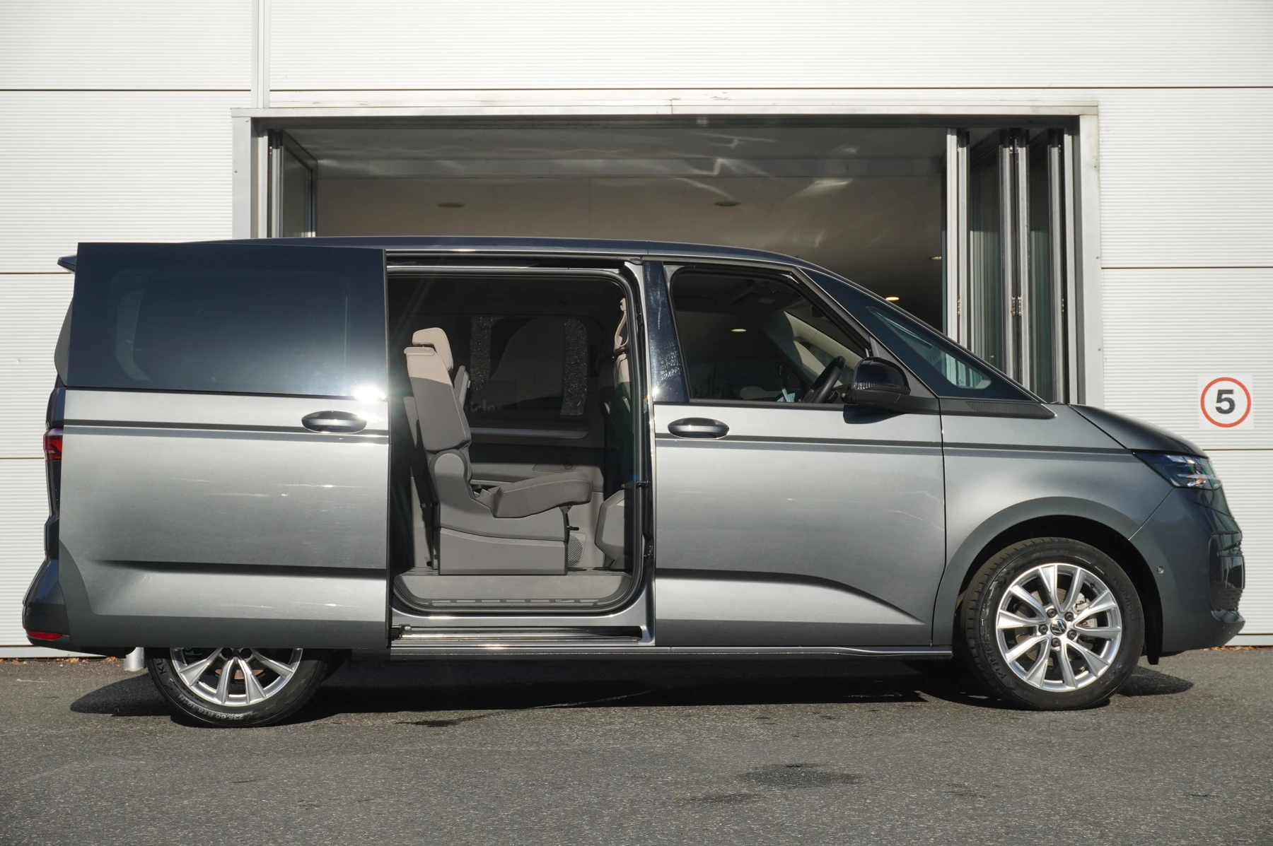 Volkswagen-Multivan-image-21