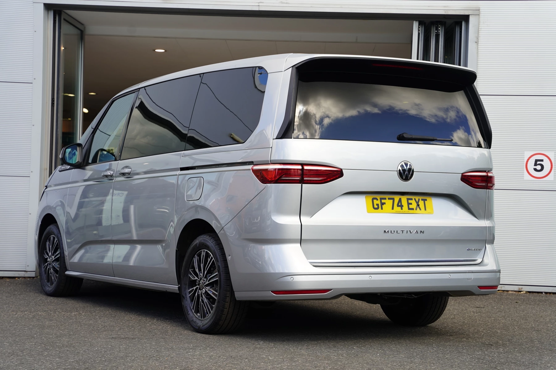 Volkswagen-Multivan-image-2
