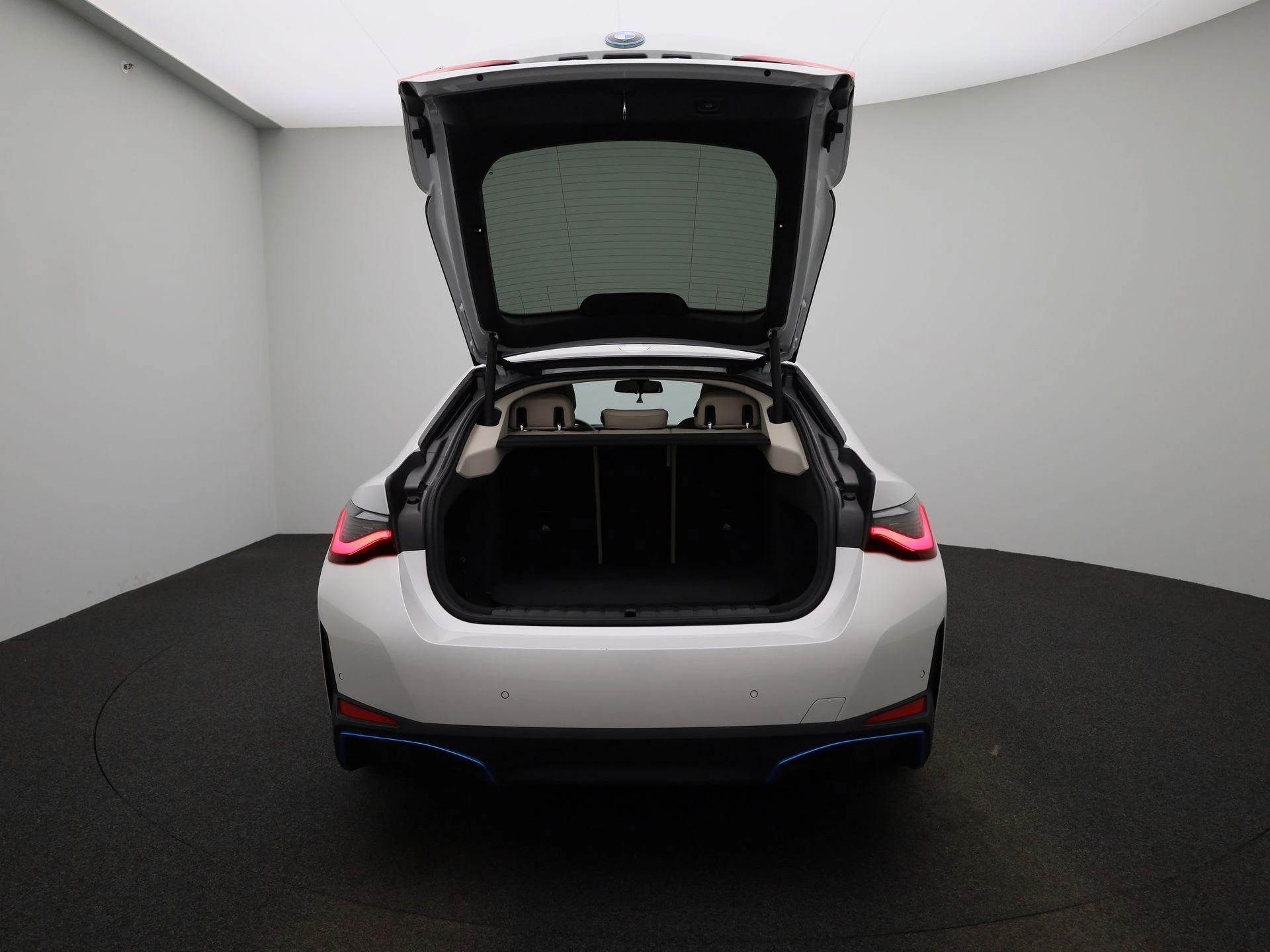 BMW-i4-image-10