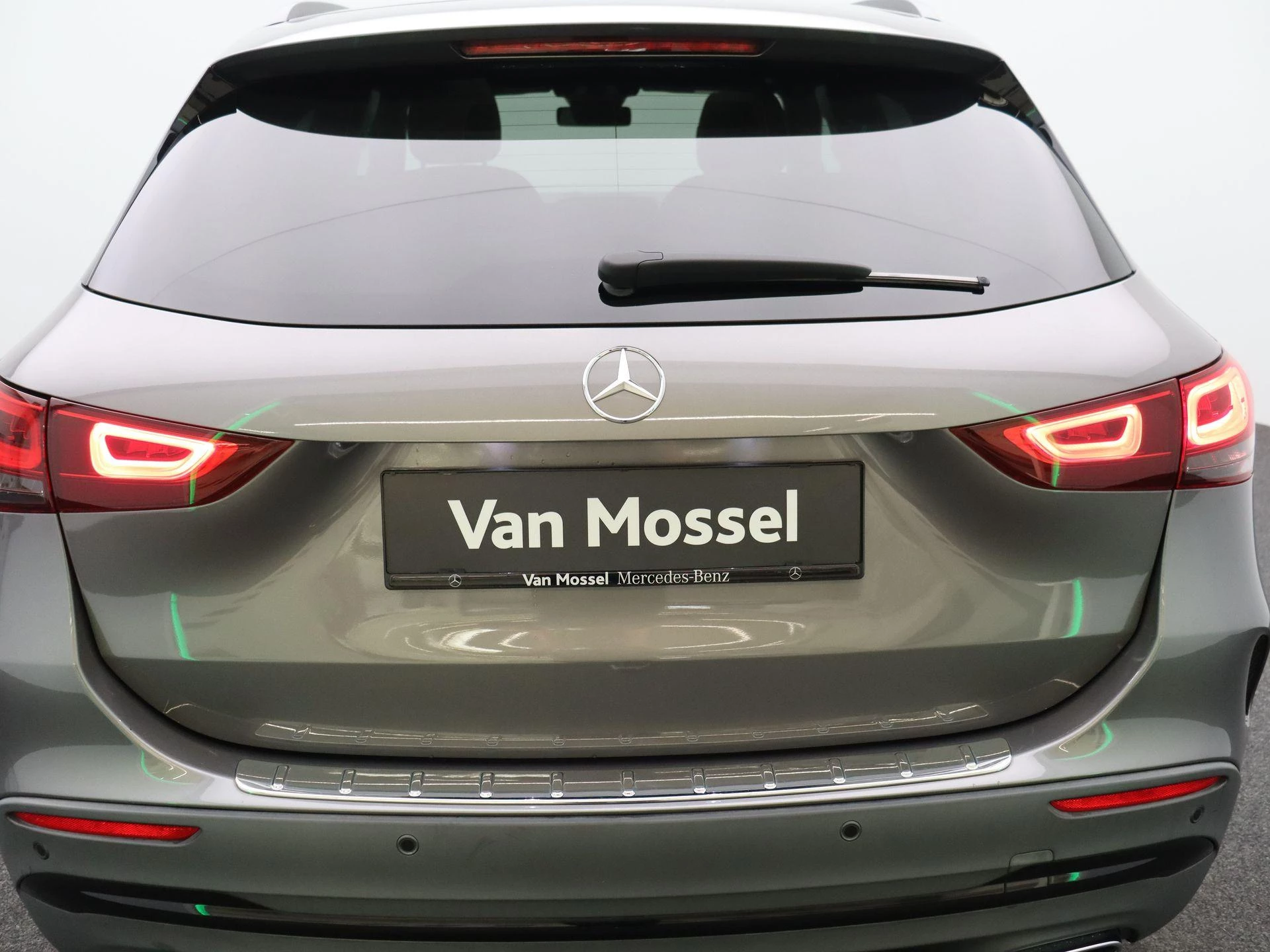 Mercedes-Benz GLA 180 AMG Line + PANO DAK + MULTIBEAM LED + KEY LESS +