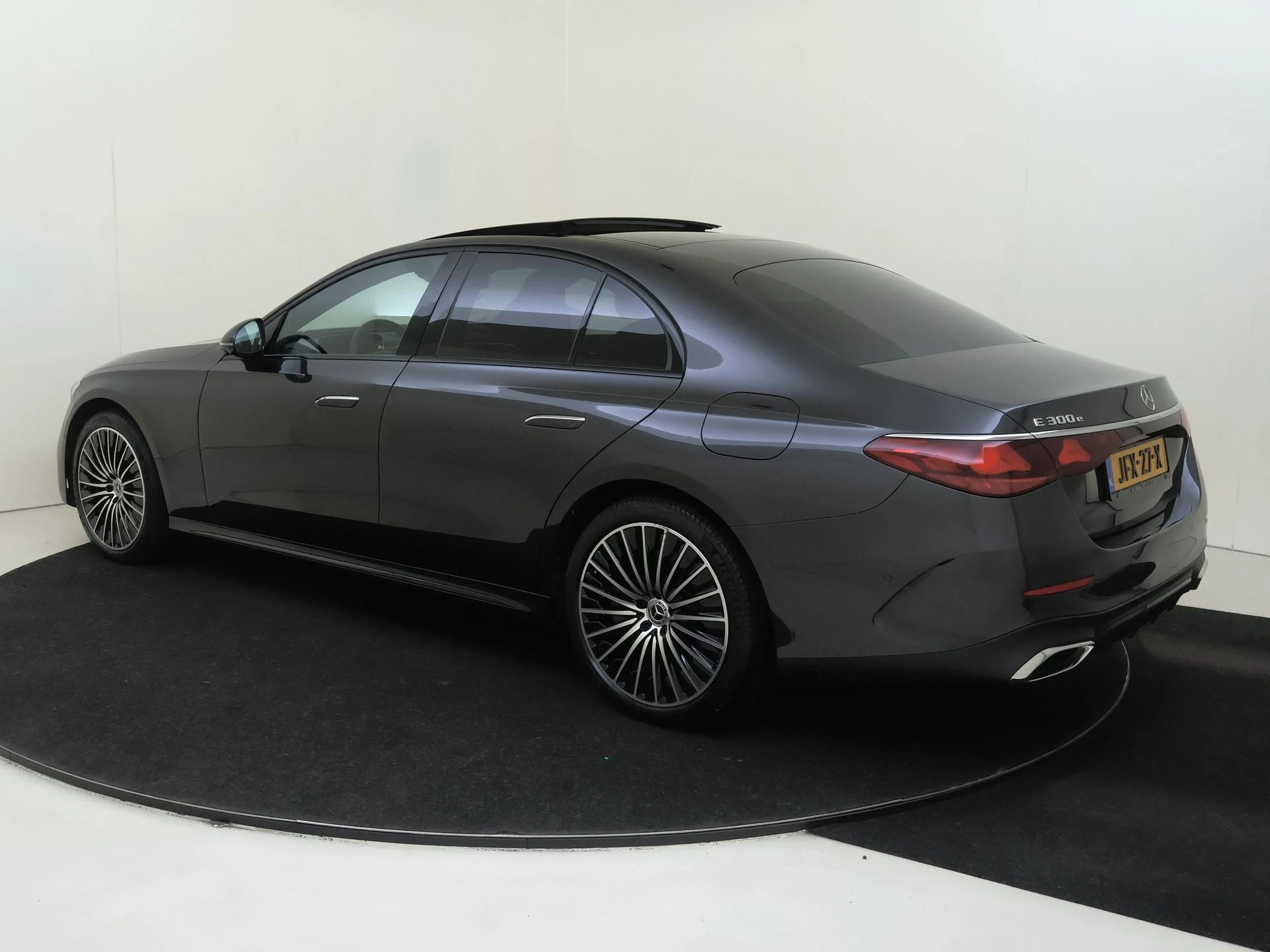 Mercedes-Benz-E-Klasse-image-2