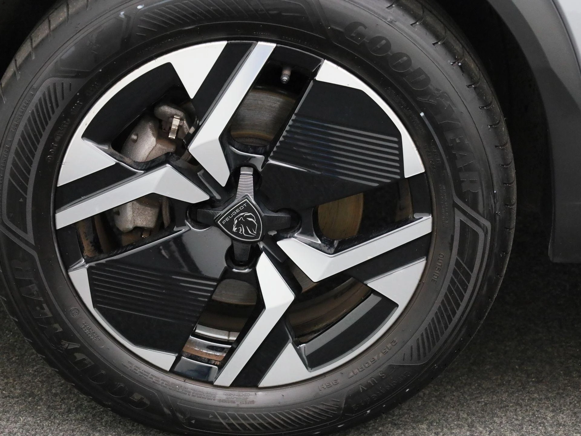 Peugeot-e-2008-image-14