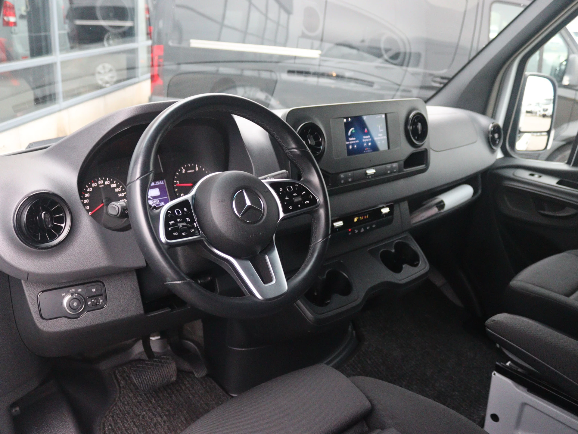 Mercedes-Benz-Sprinter-image-3