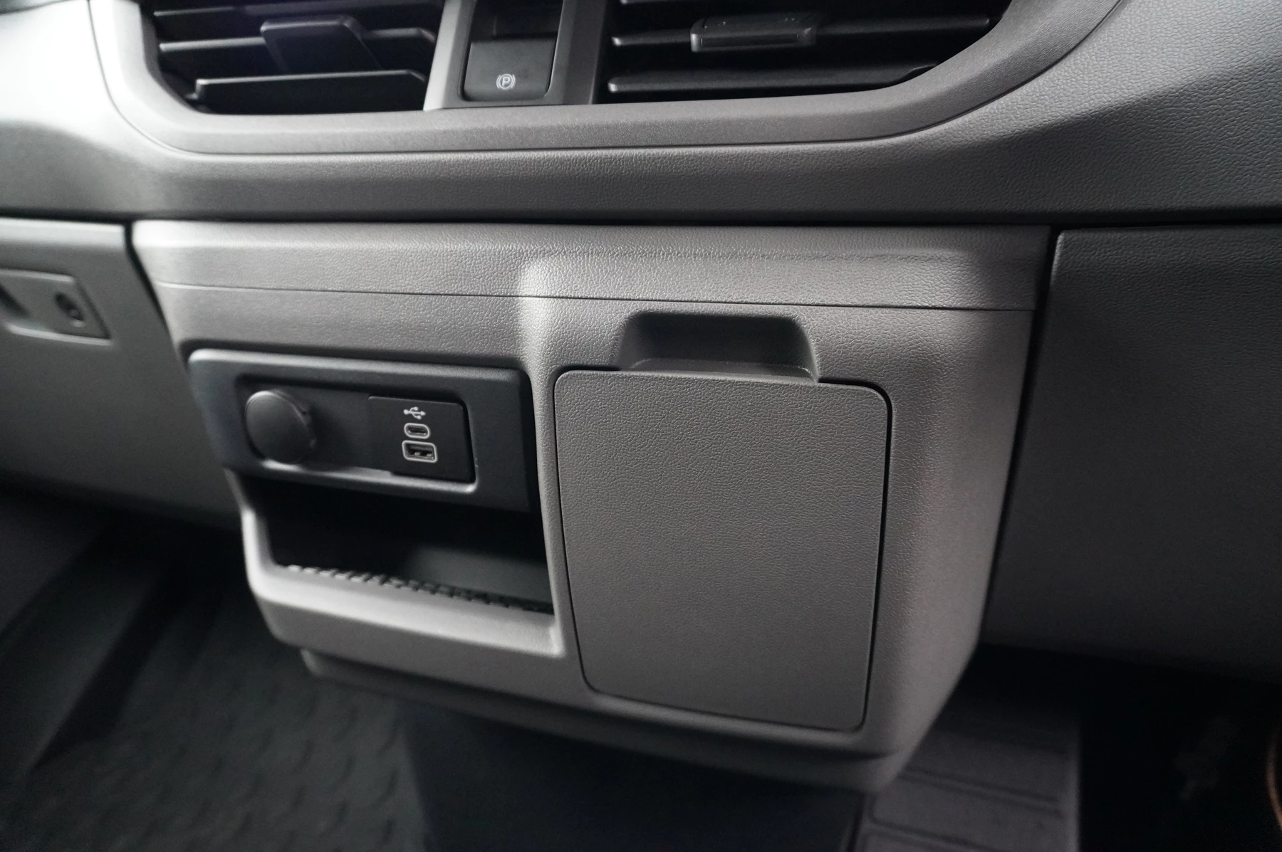 Volkswagen-Transporter-image-34