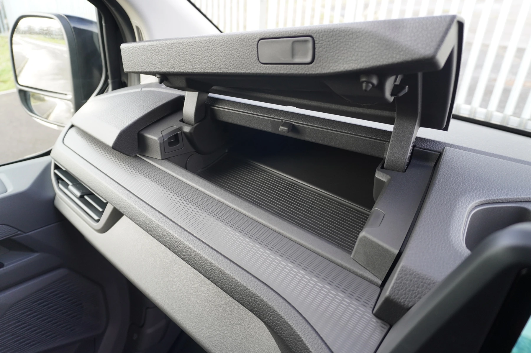 Volkswagen-Transporter-image-42