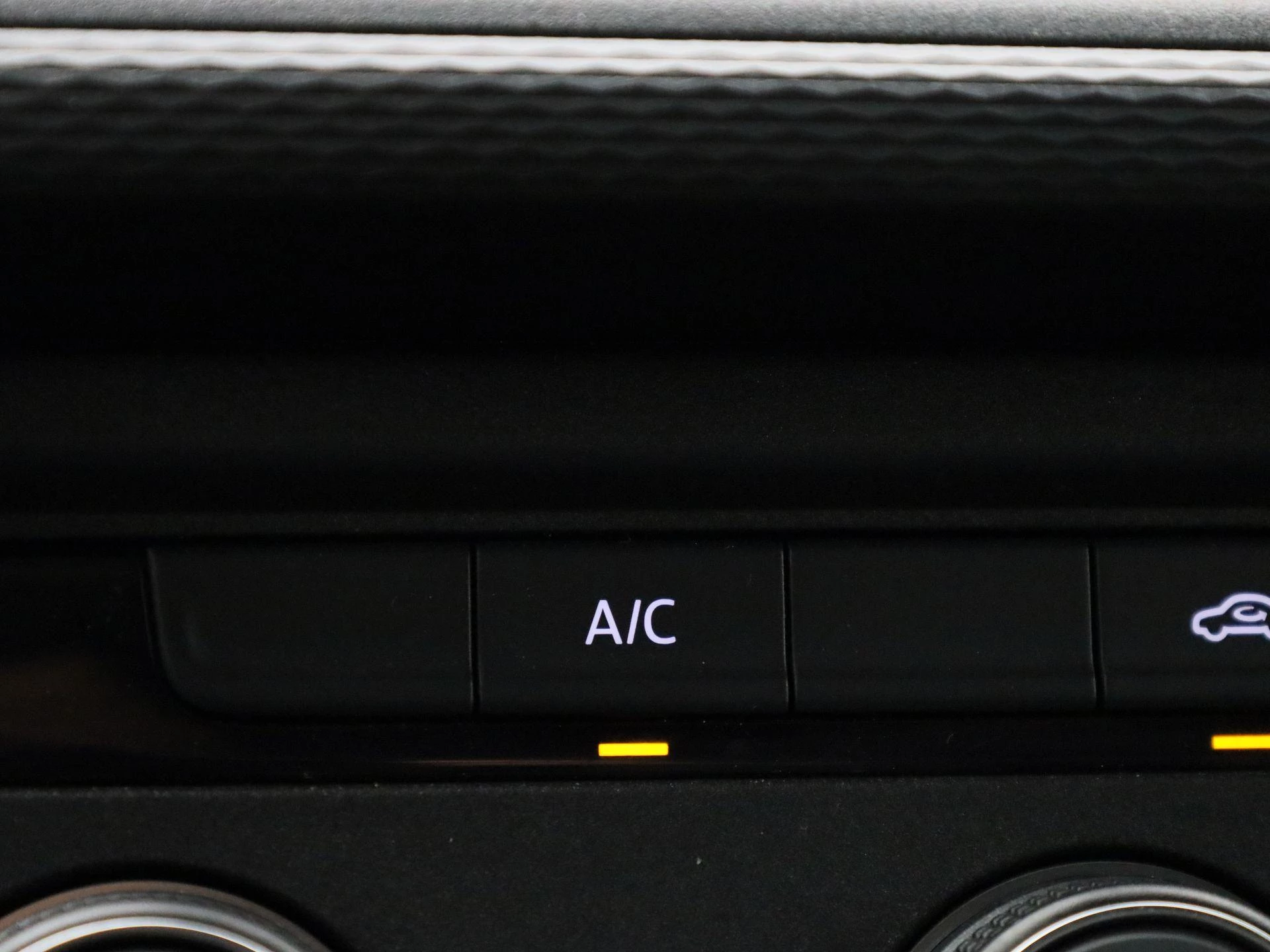 Volkswagen-Transporter-image-22