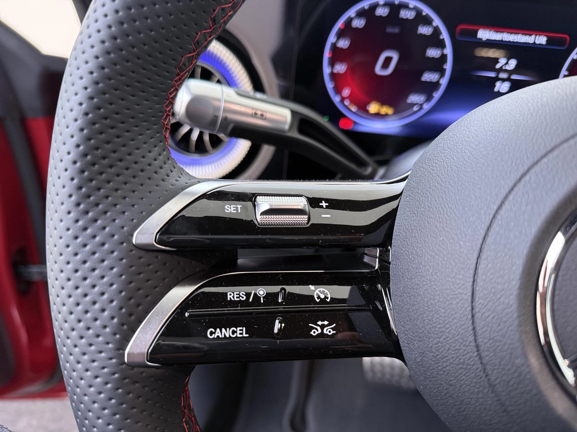 Mercedes-Benz-CLA-image-12