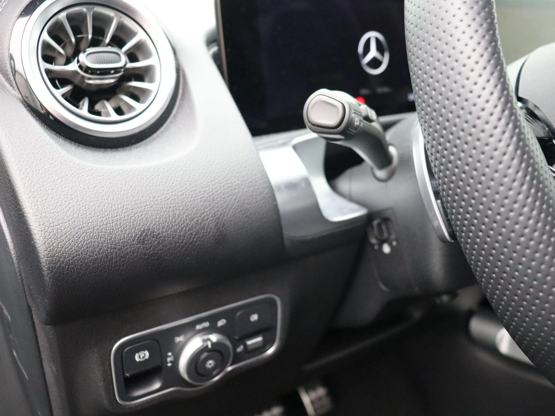Mercedes-Benz EQB 350 4MATIC AMG Line + LEDER + PANO + BURMESTER + TREKHAAK + HEAD UP +