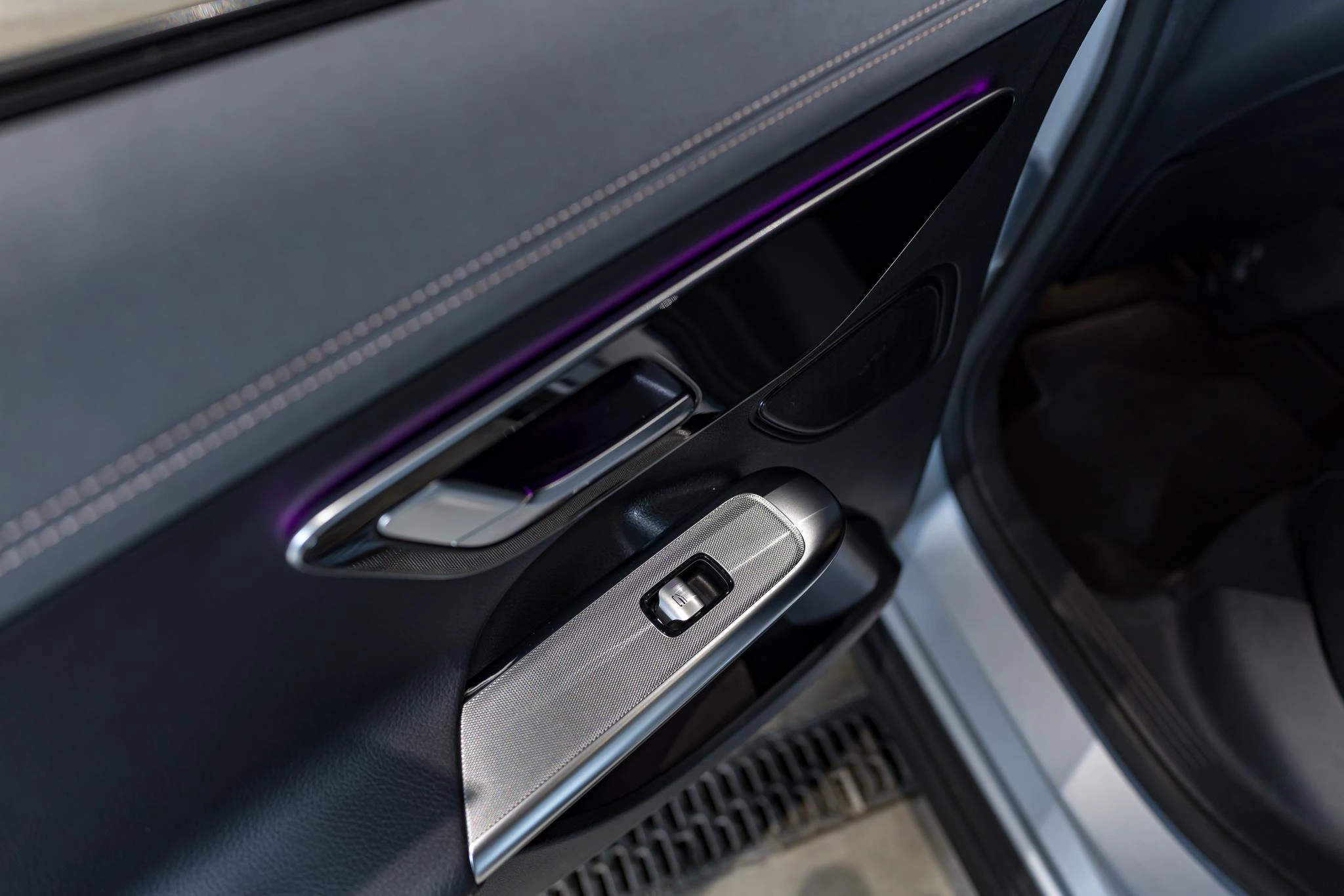 Mercedes-Benz-EQE-image-10