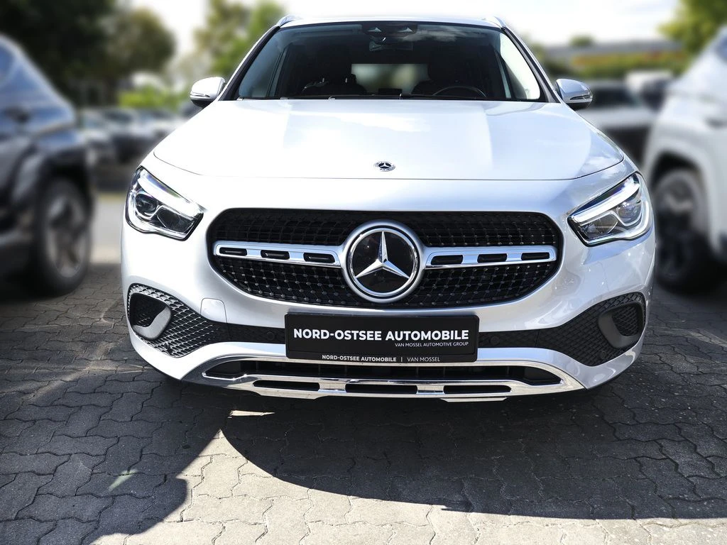 Mercedes-Benz-GLA 180-image-2
