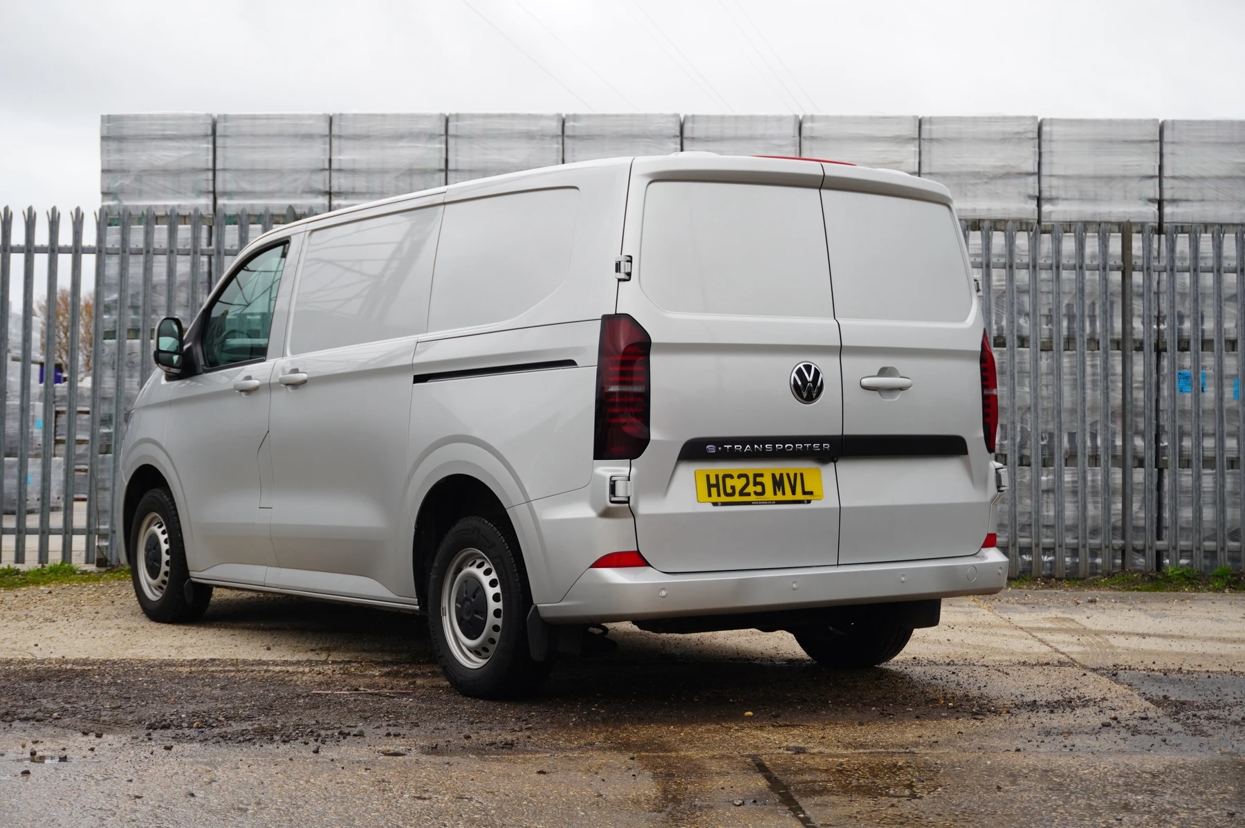 Volkswagen-Transporter-image-2