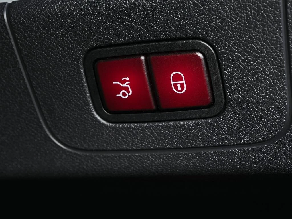 Mercedes-Benz-CLA 200-image-17