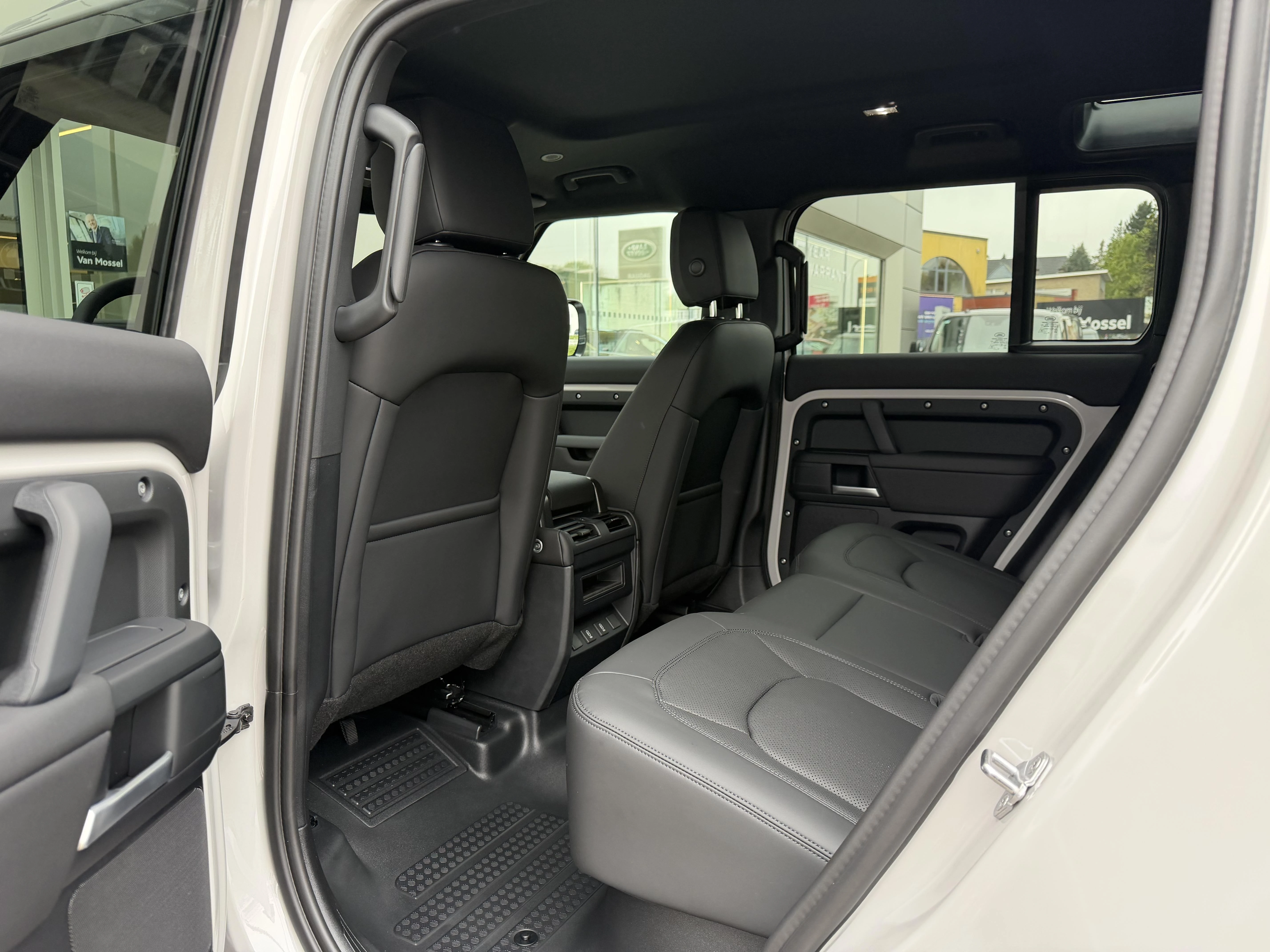 Land Rover-Defender-image-9